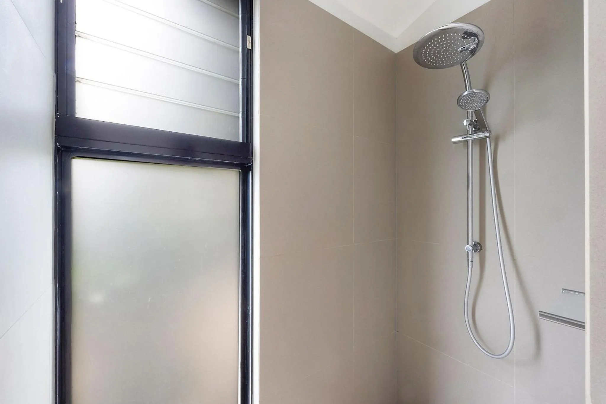 Shower in Reflections Byron Bay - Holiday Park