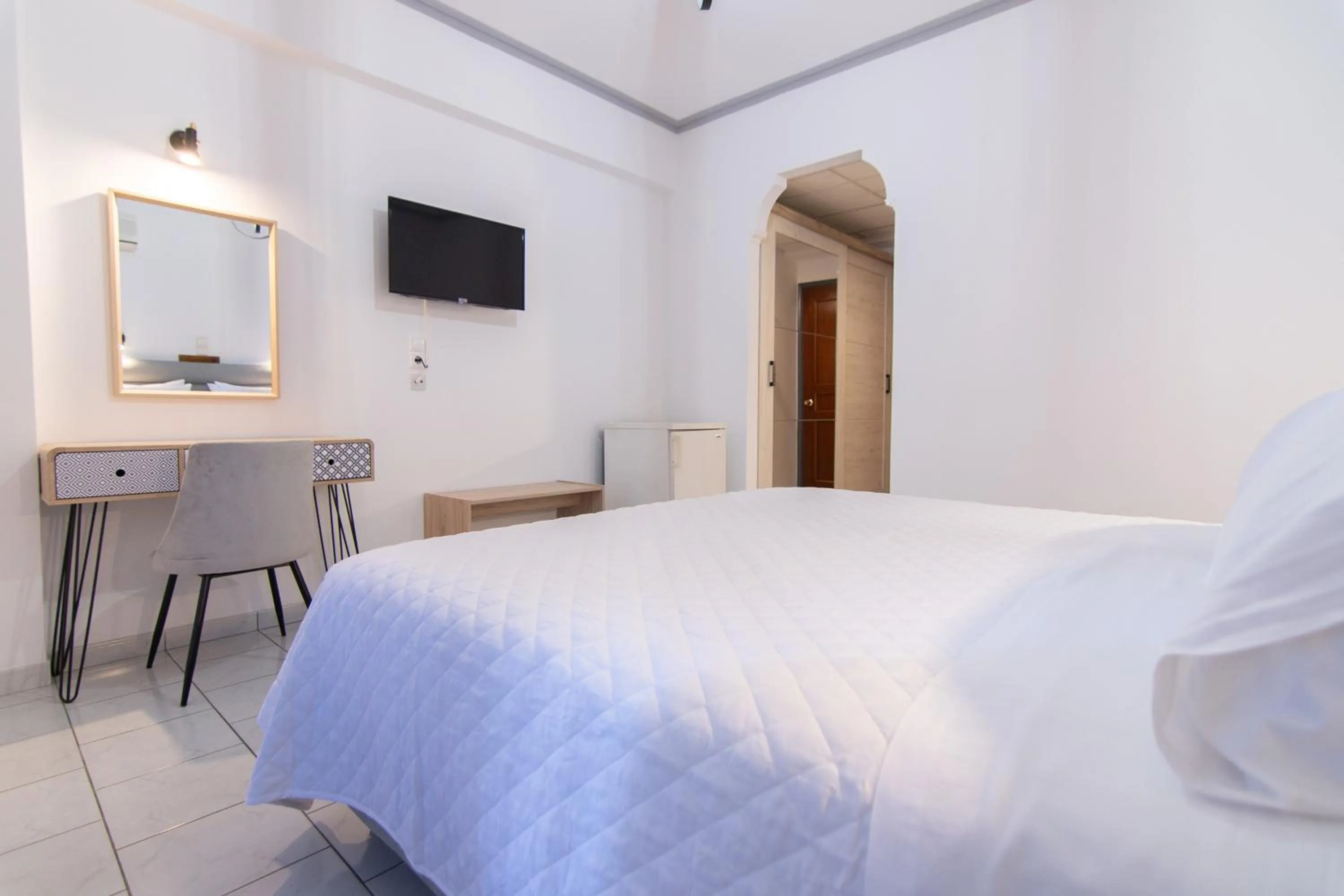 Photo of the whole room, Bed in Iro's Residence