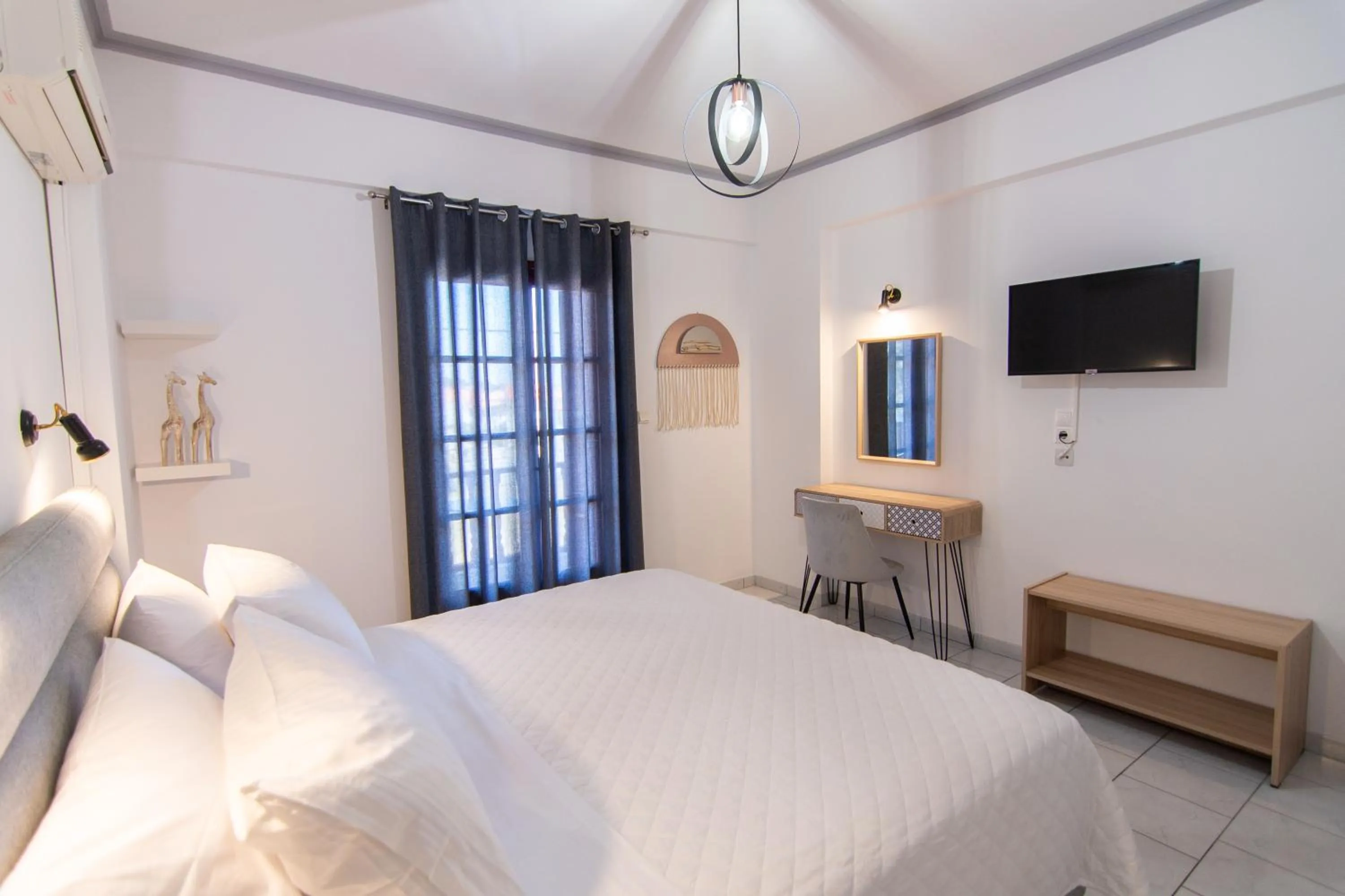 Photo of the whole room, Bed in Iro's Residence