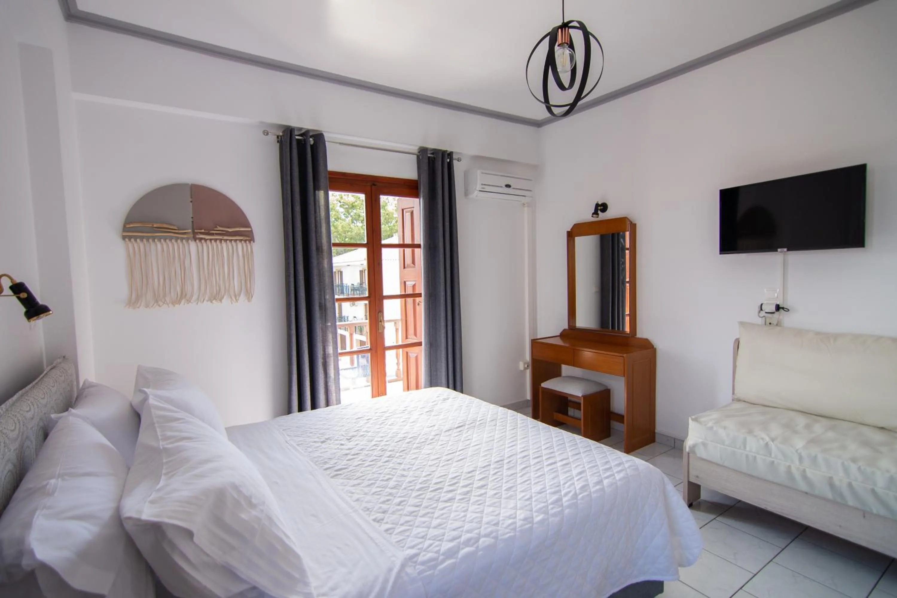 Photo of the whole room, Bed in Iro's Residence