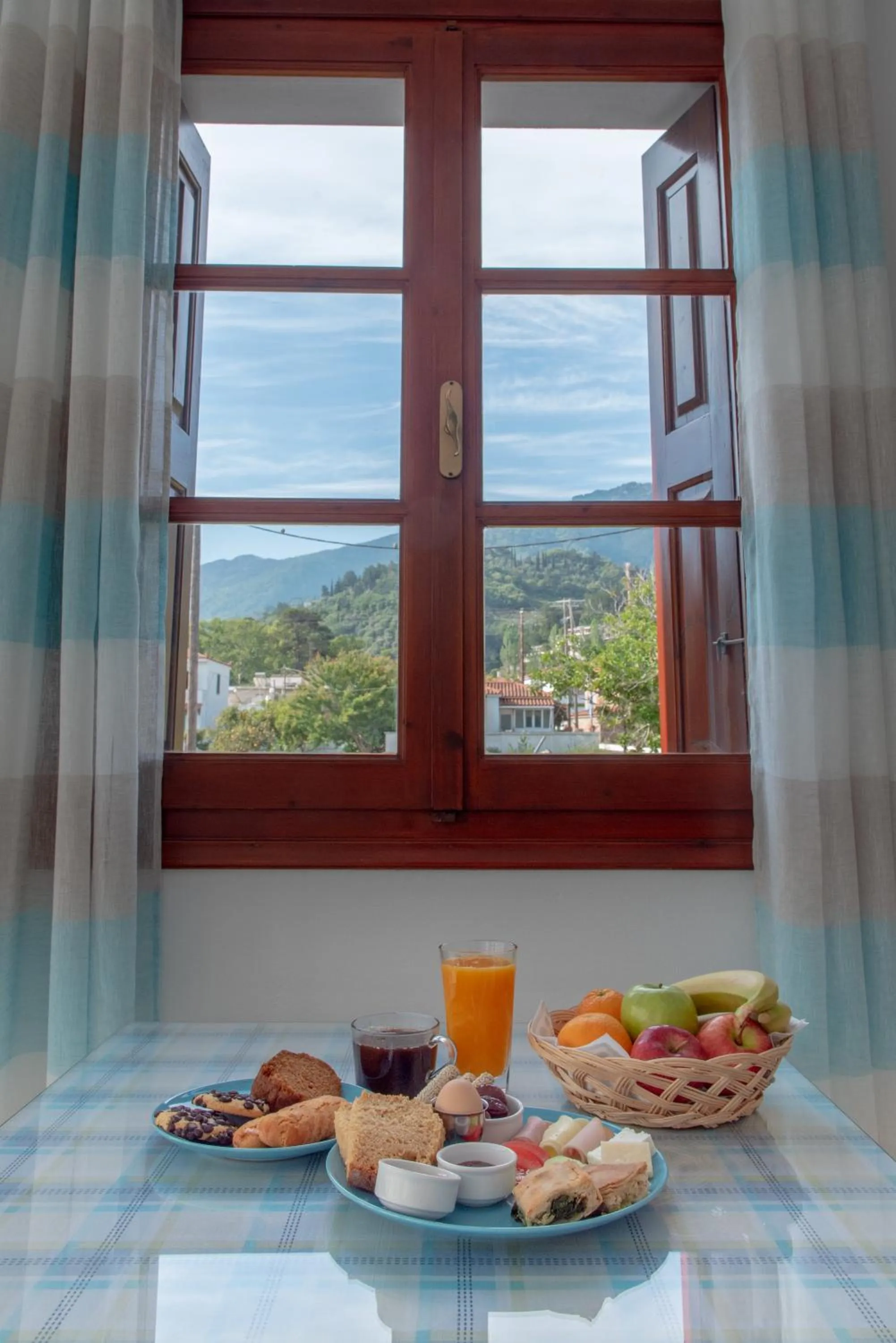 Breakfast in Iro's Residence