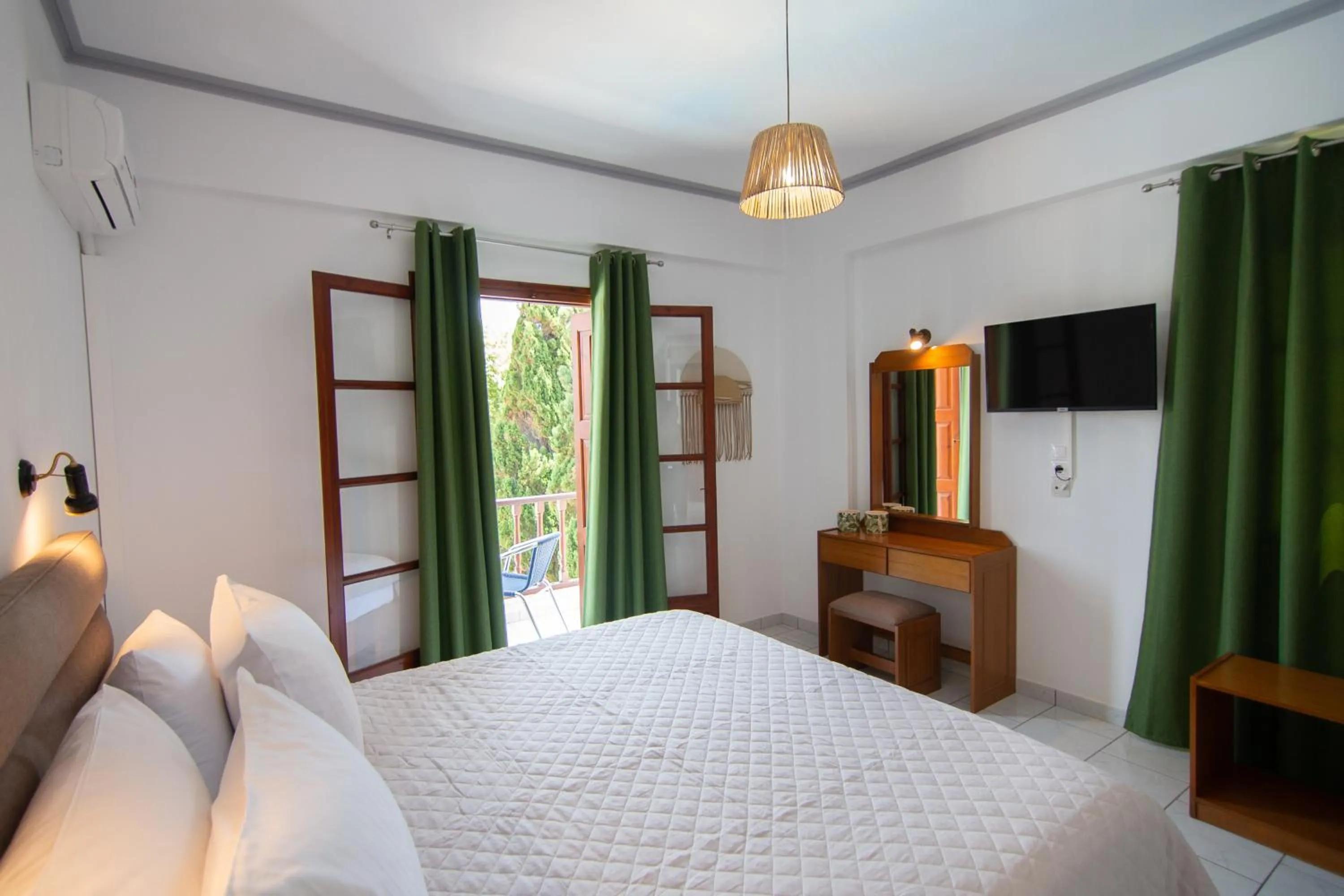 Photo of the whole room, Bed in Iro's Residence