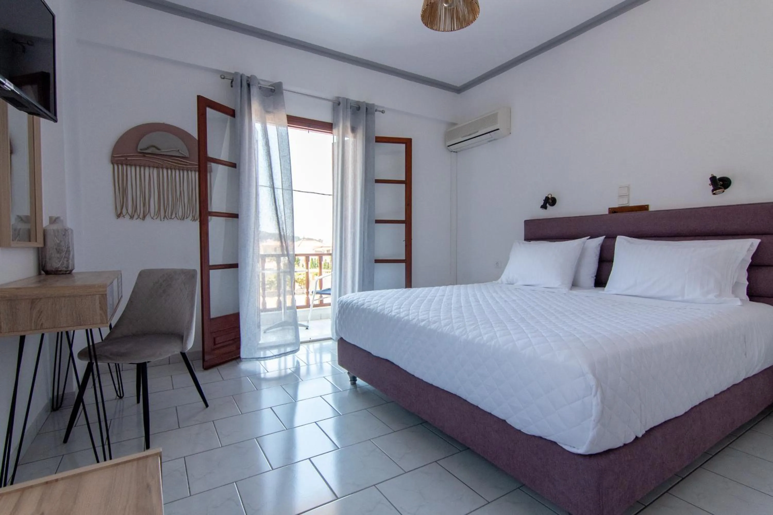 Photo of the whole room, Bed in Iro's Residence