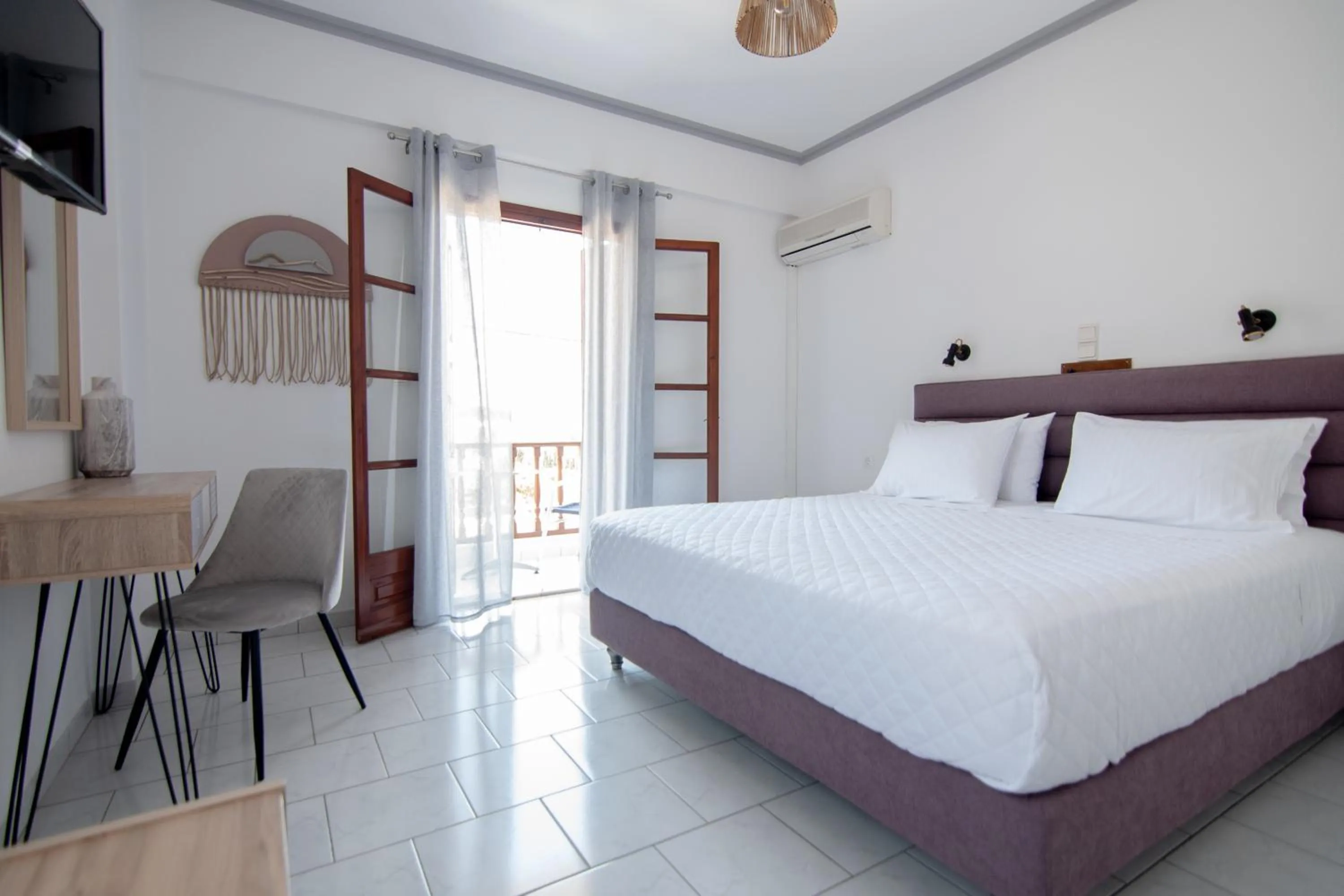 Photo of the whole room, Bed in Iro's Residence