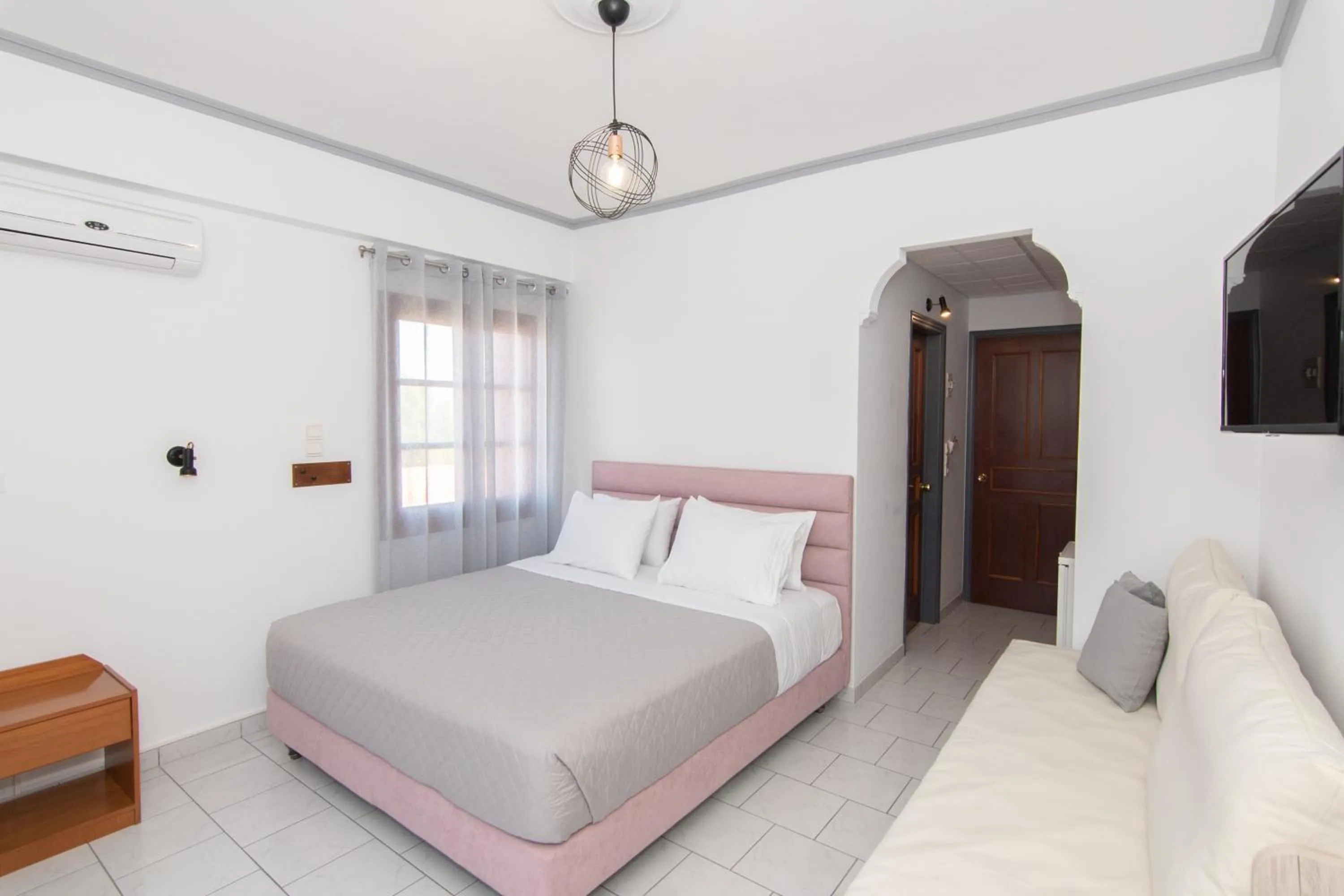 Photo of the whole room, Bed in Iro's Residence