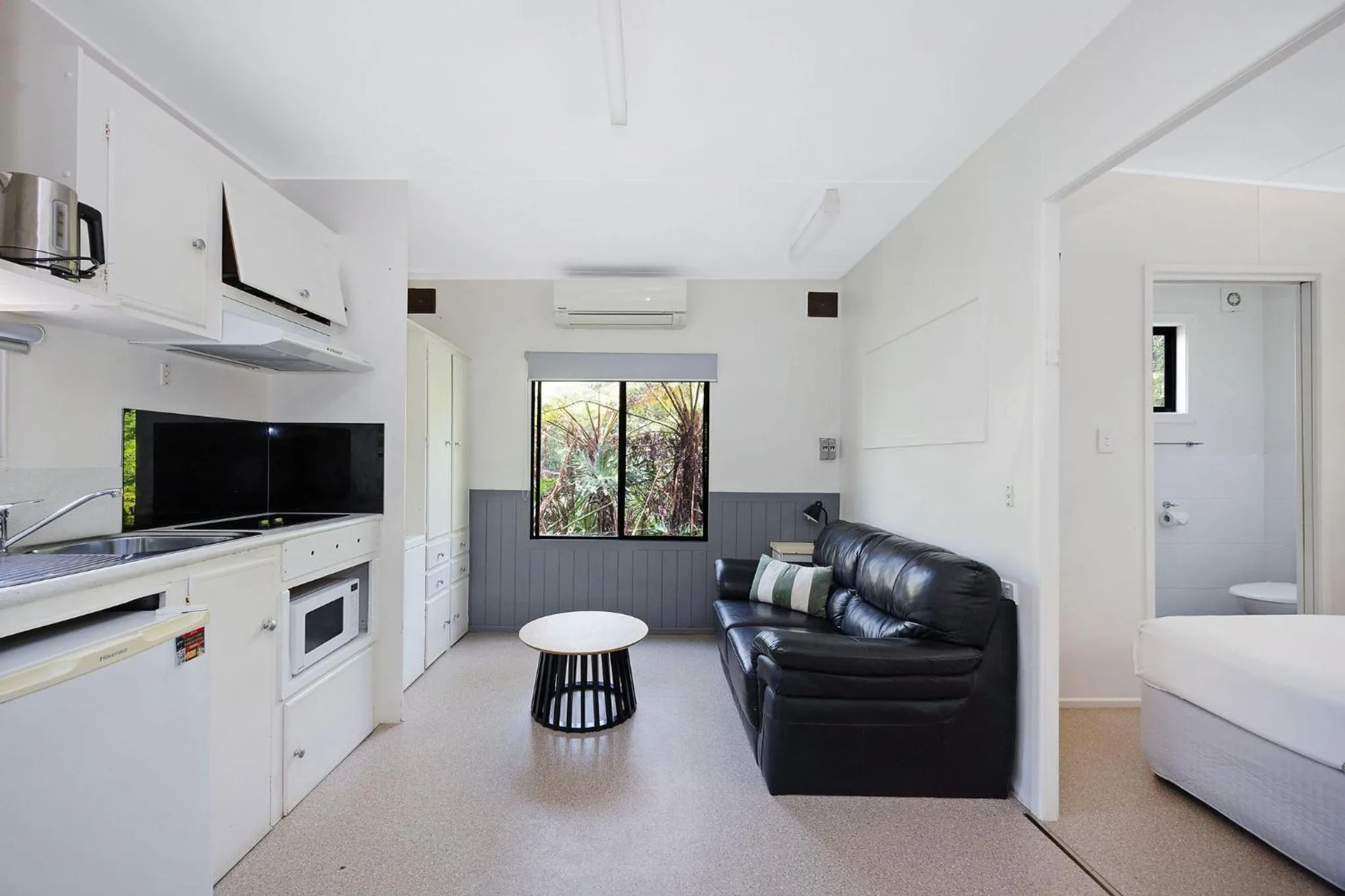 Kitchen or kitchenette, Bed in Reflections Nambucca Heads - Holiday Park