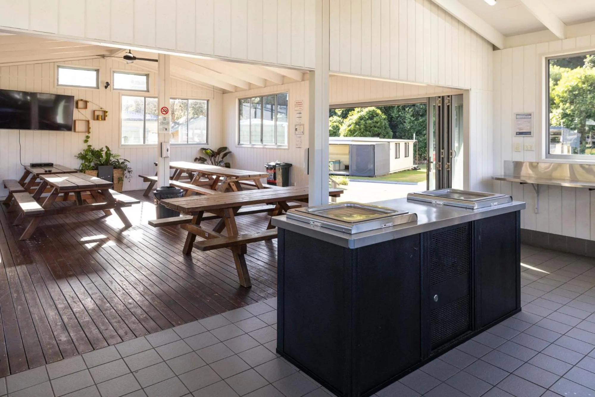 Kitchen or kitchenette in Reflections Seal Rocks - Holiday Park