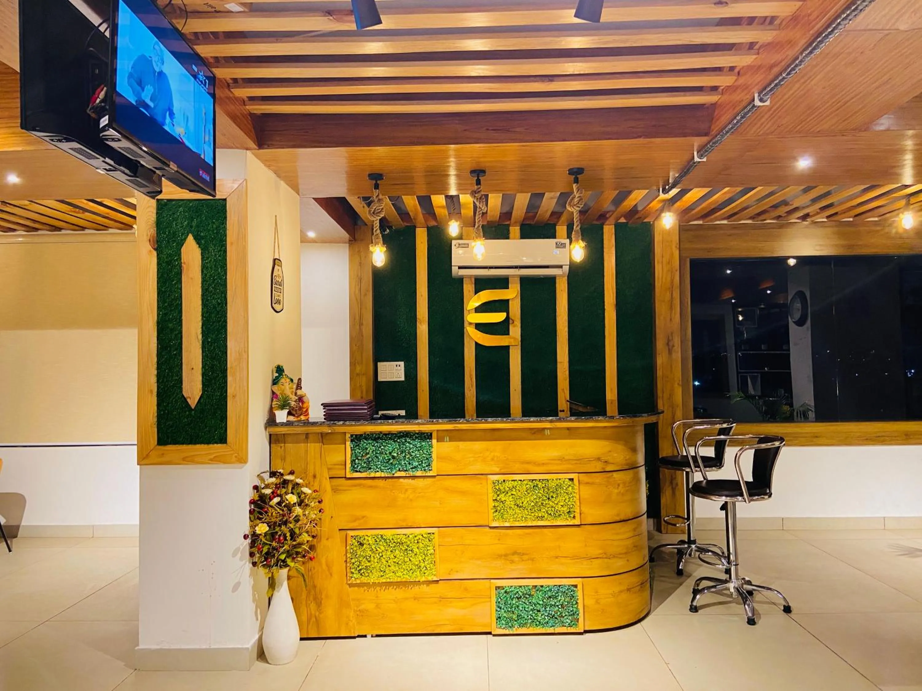 Restaurant/places to eat in The Eleganza