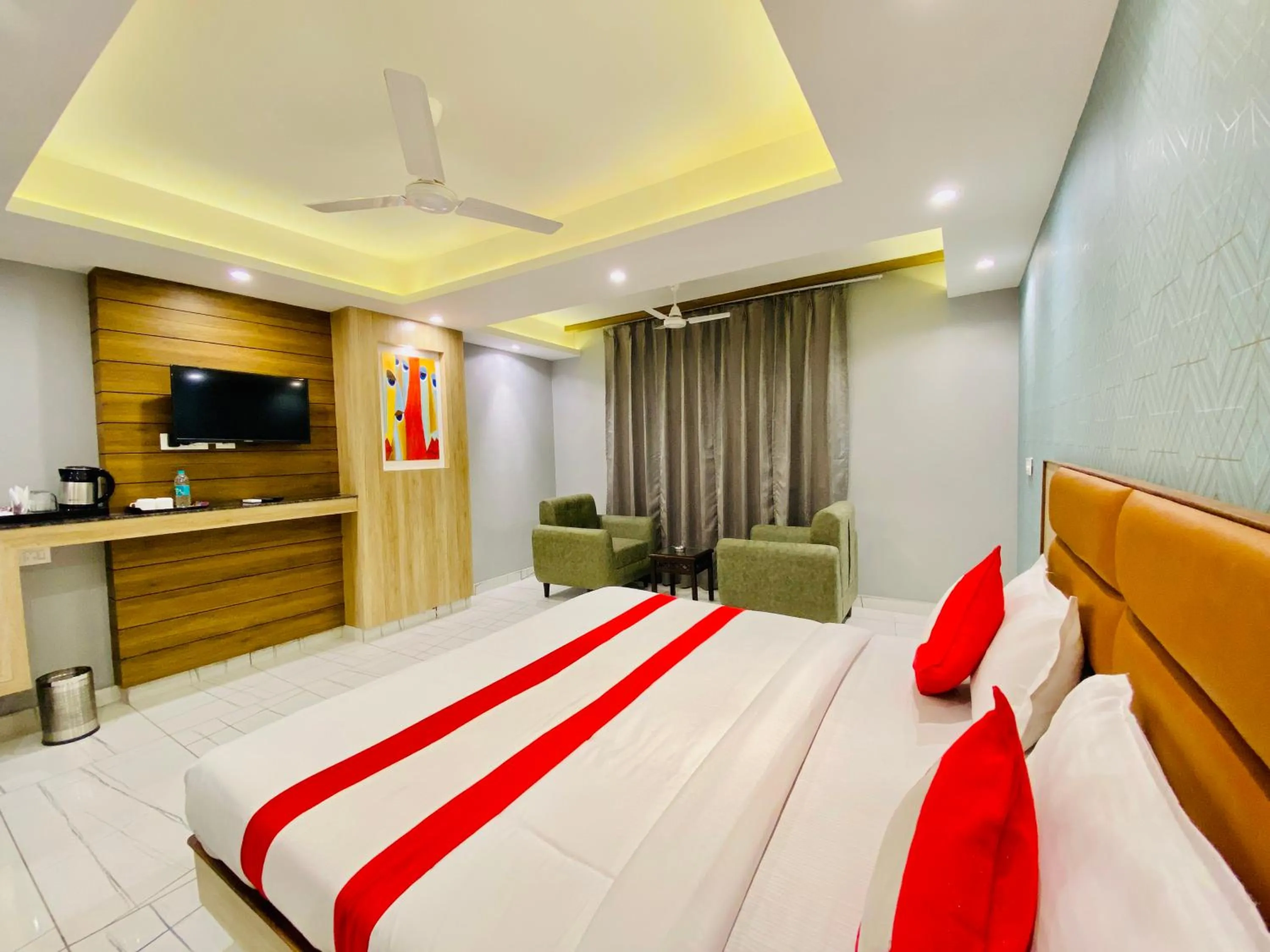 Photo of the whole room, Bed in The Eleganza