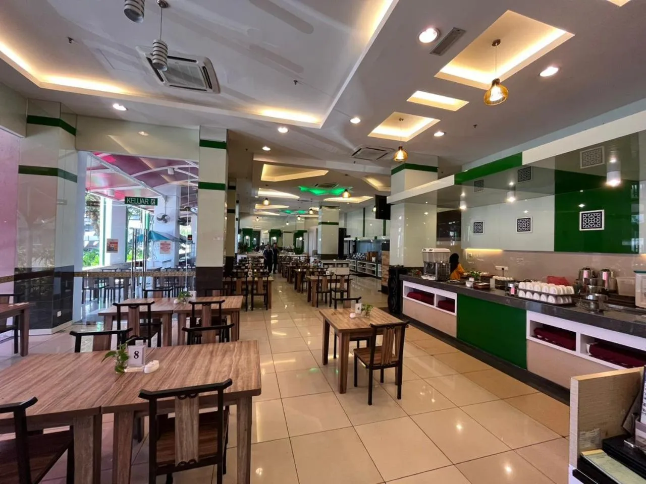 Restaurant/places to eat in HIG Hotel