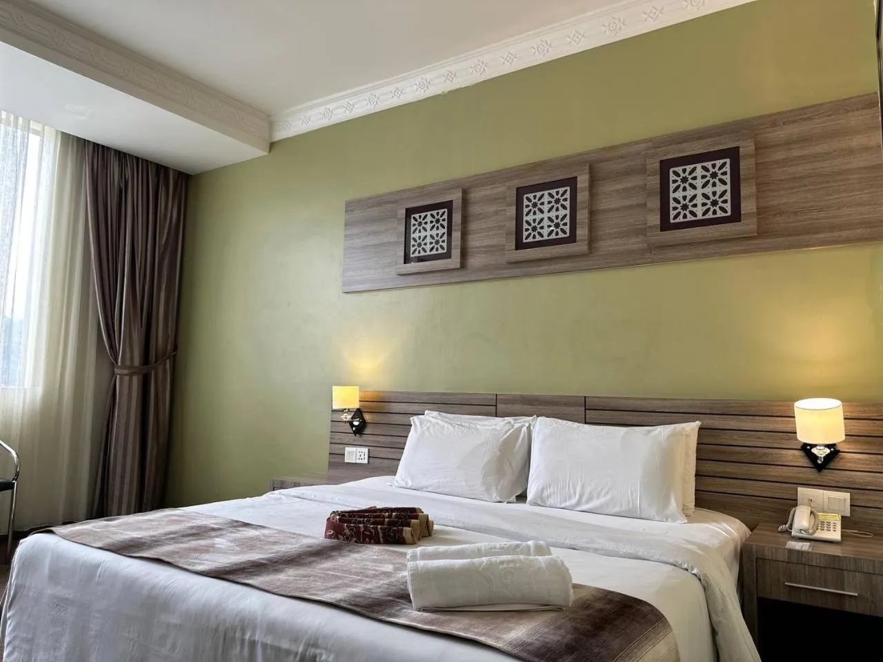 Shower, Bed in HIG Hotel