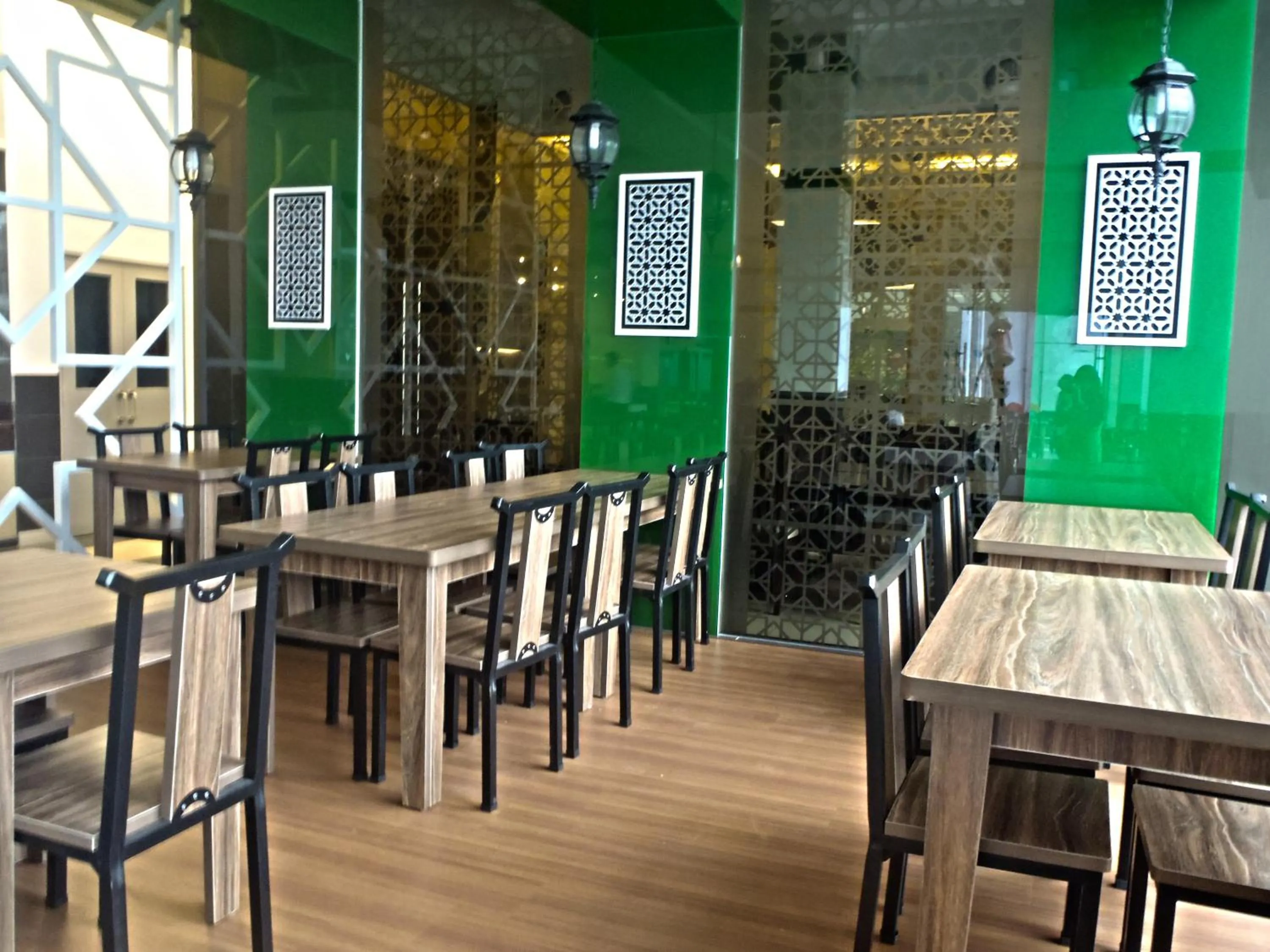 Restaurant/places to eat in HIG Hotel