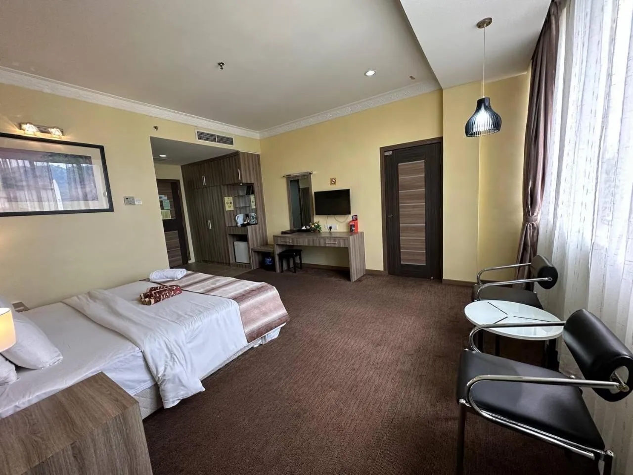 Shower, Bed in HIG Hotel