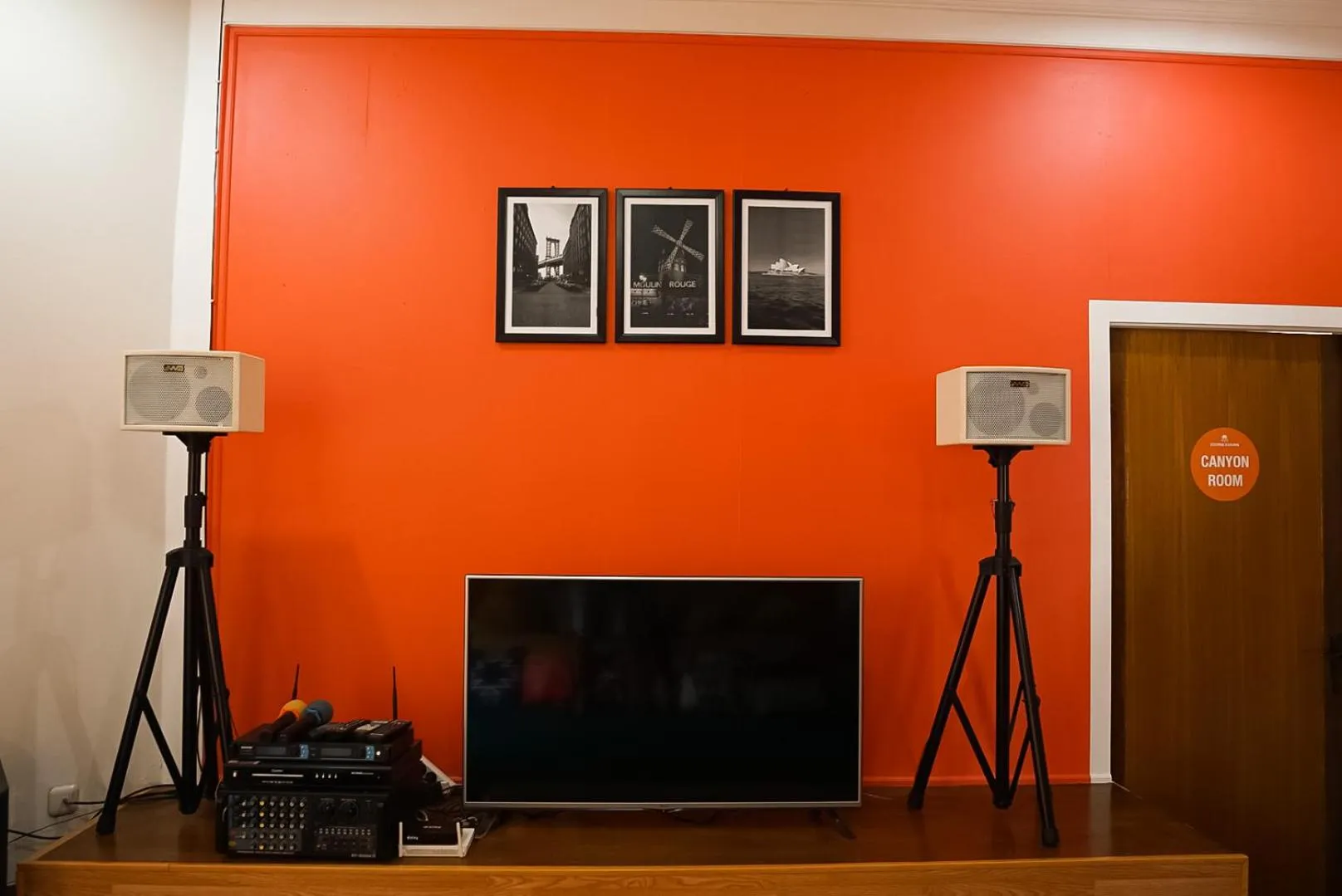 Communal lounge/ TV room in Roemah Renjana Bandung