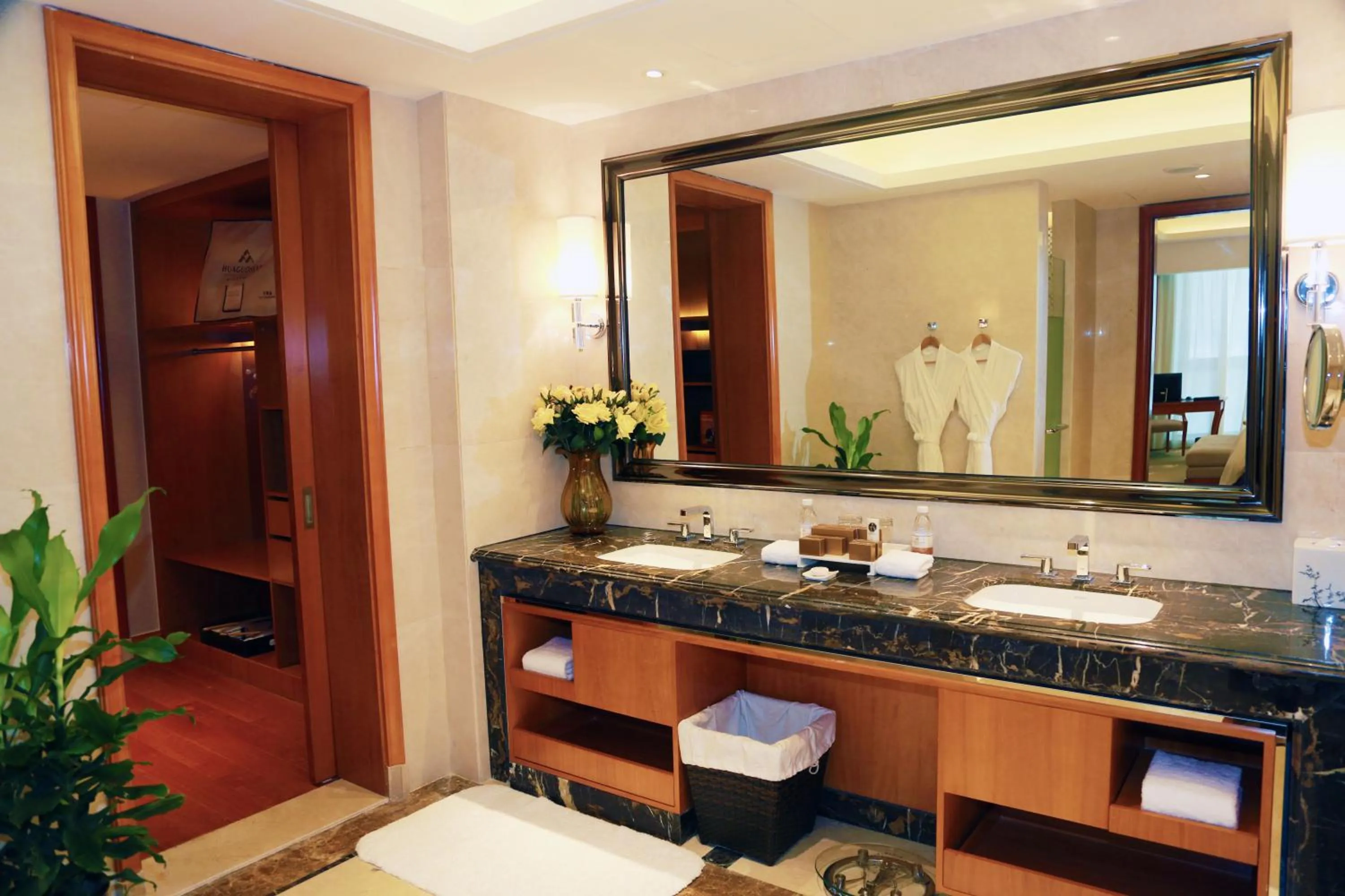 Bathroom in Huaguoshan Hotel