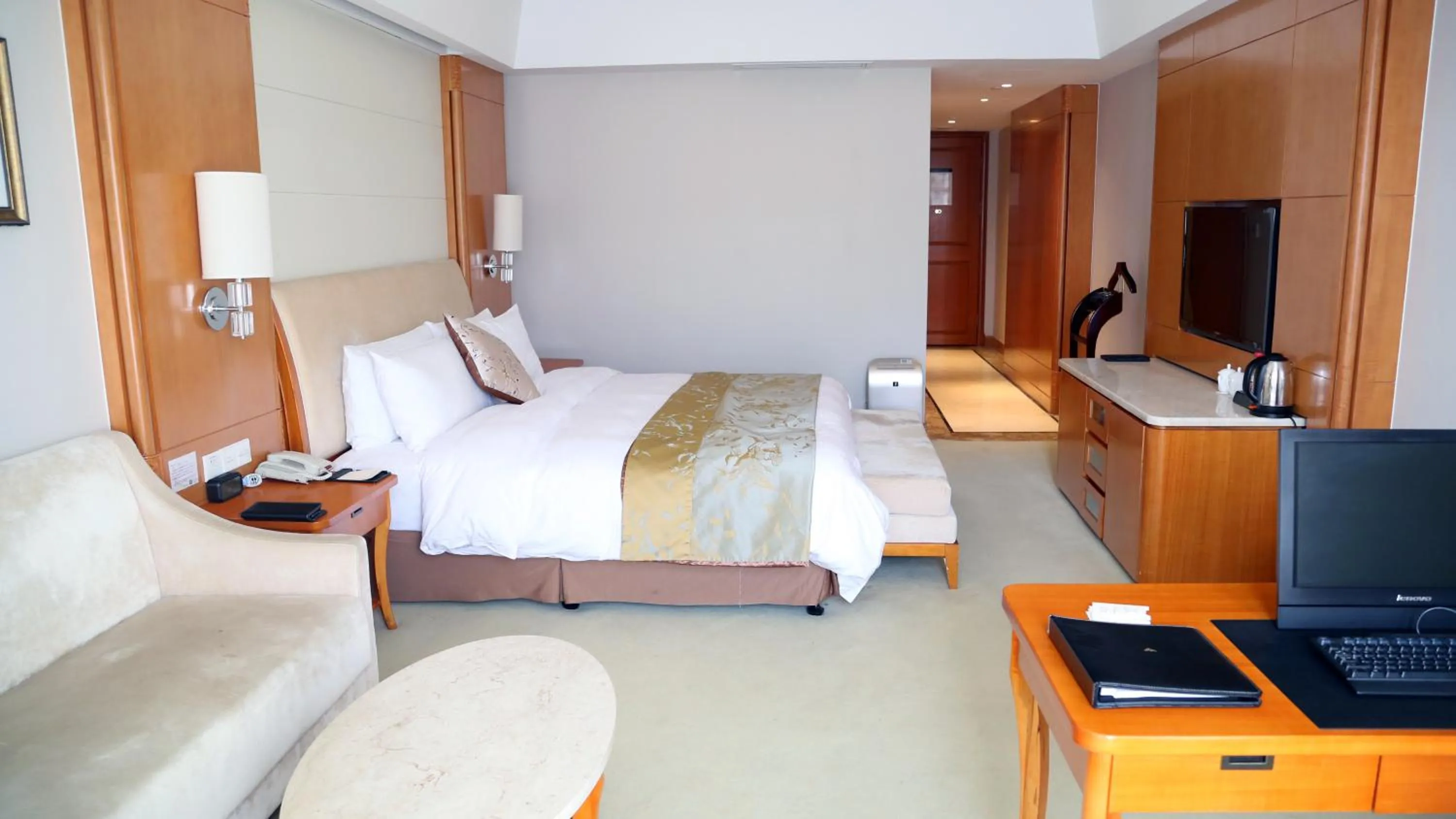 Photo of the whole room, Bed in Huaguoshan Hotel