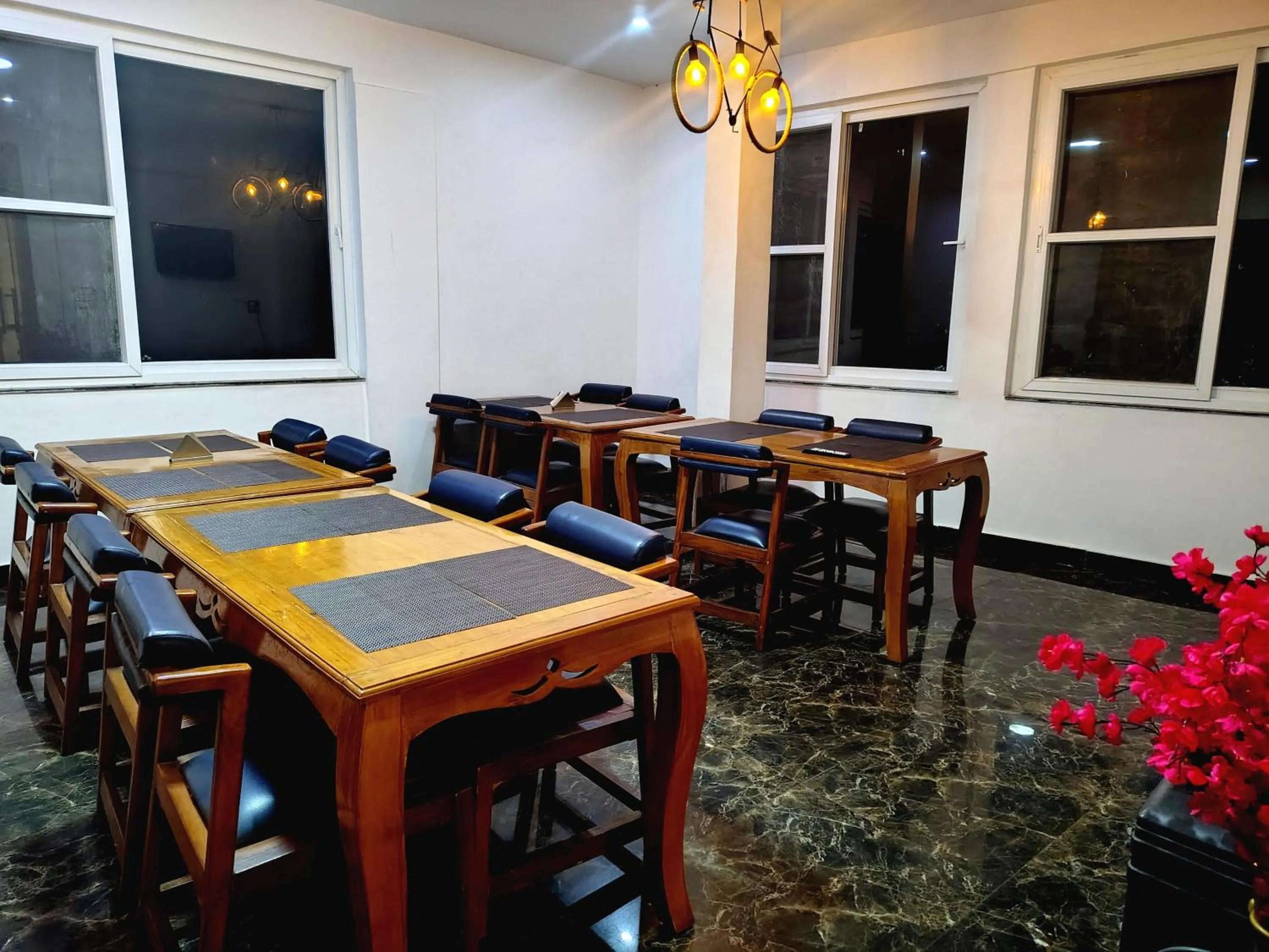 Restaurant/places to eat in Chakrata Inn Resort