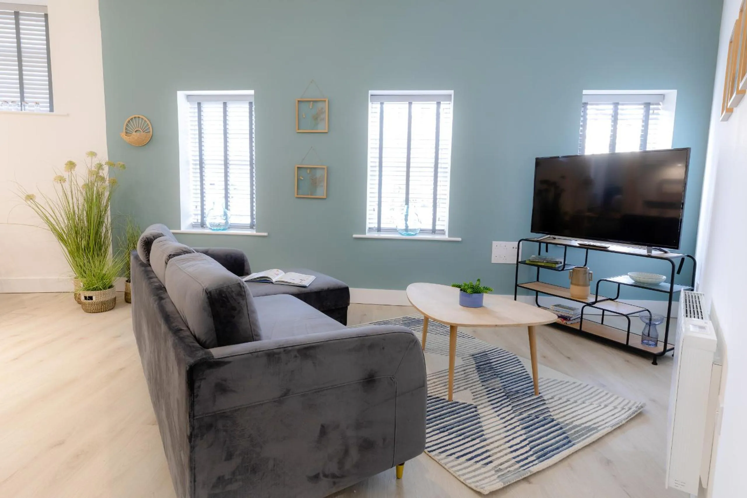 Living room in Courtyard Retreat- Free evening parking