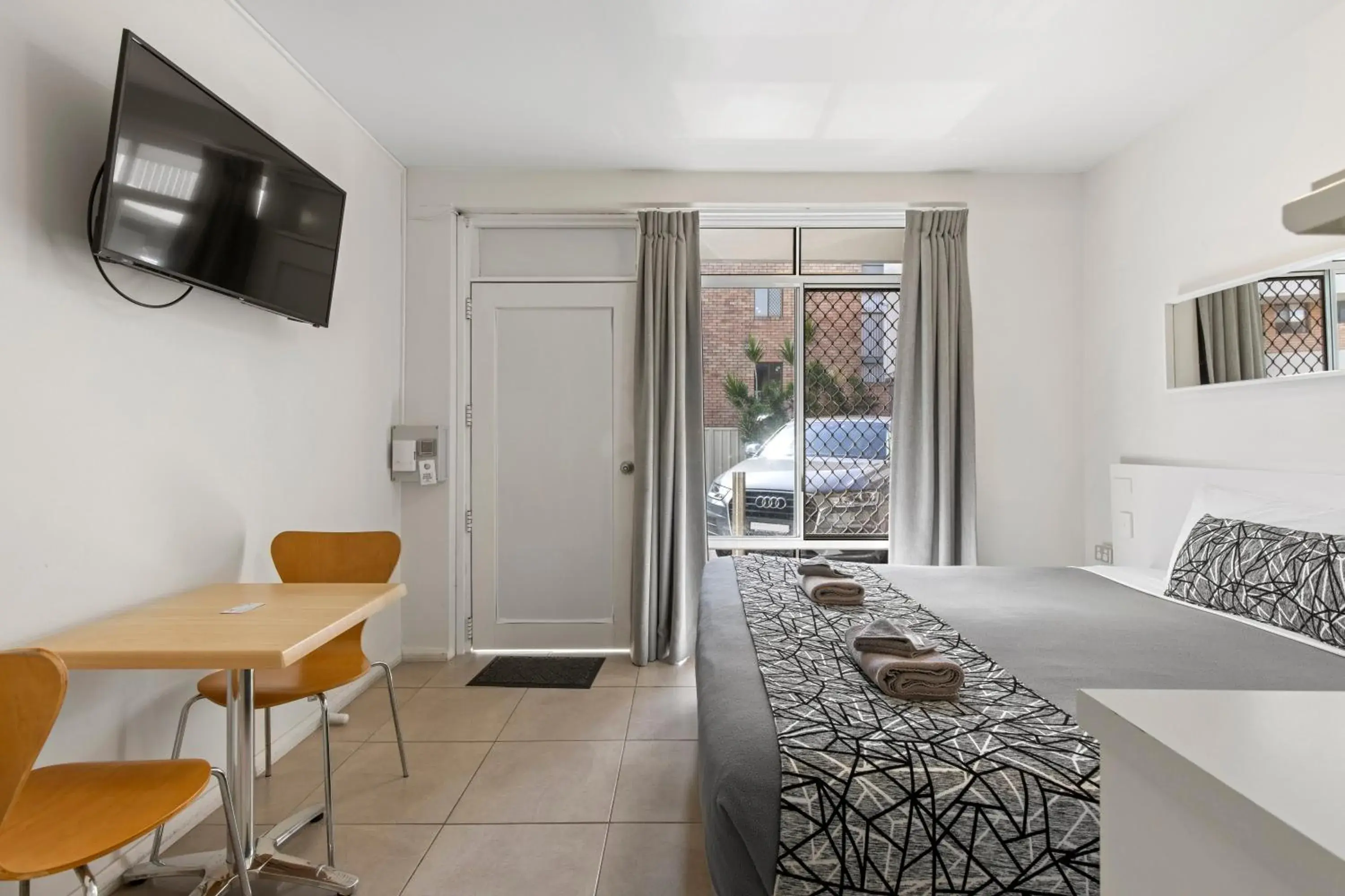 Small Budget Queen - Street Parking in Surf Beach Motel Coffs Small Budget Queen - Street Parking in Surf Beach Motel Coffs