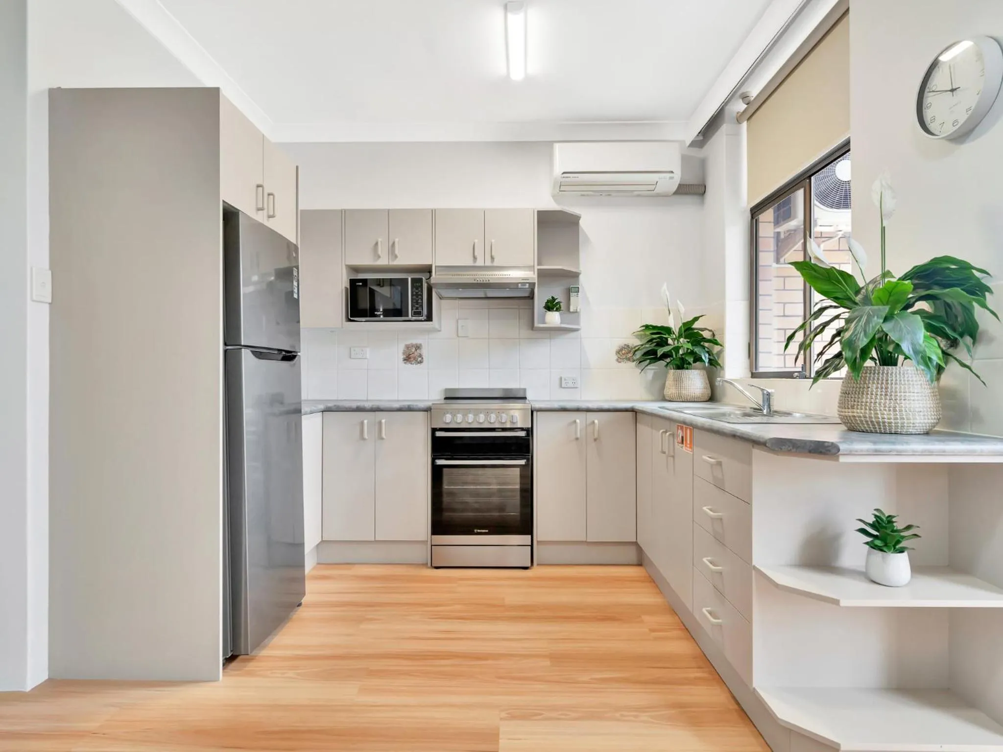 Kitchen or kitchenette in Surf Beach Motel Coffs