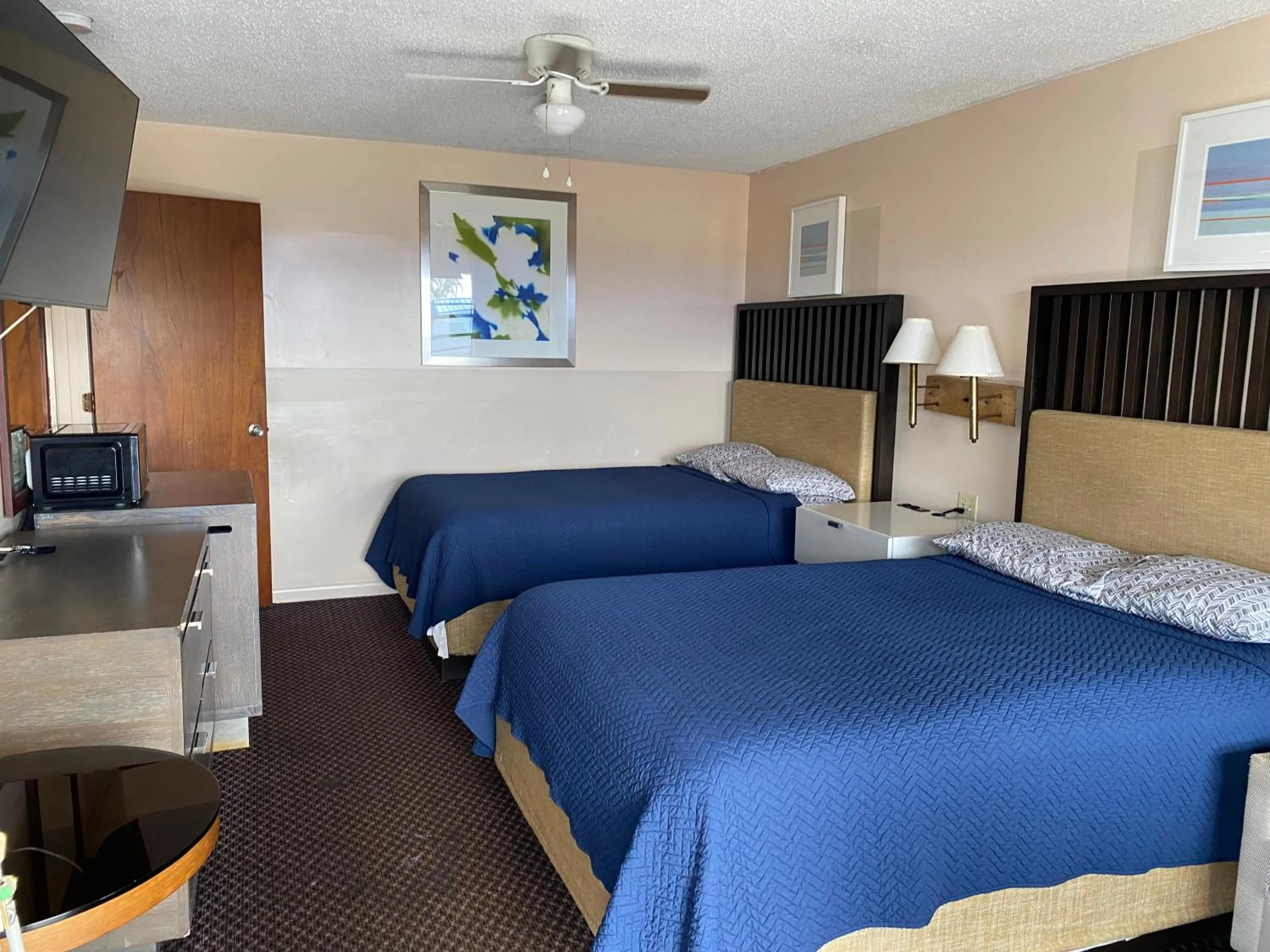 Shower, Bed in Budget Inn of Sebring