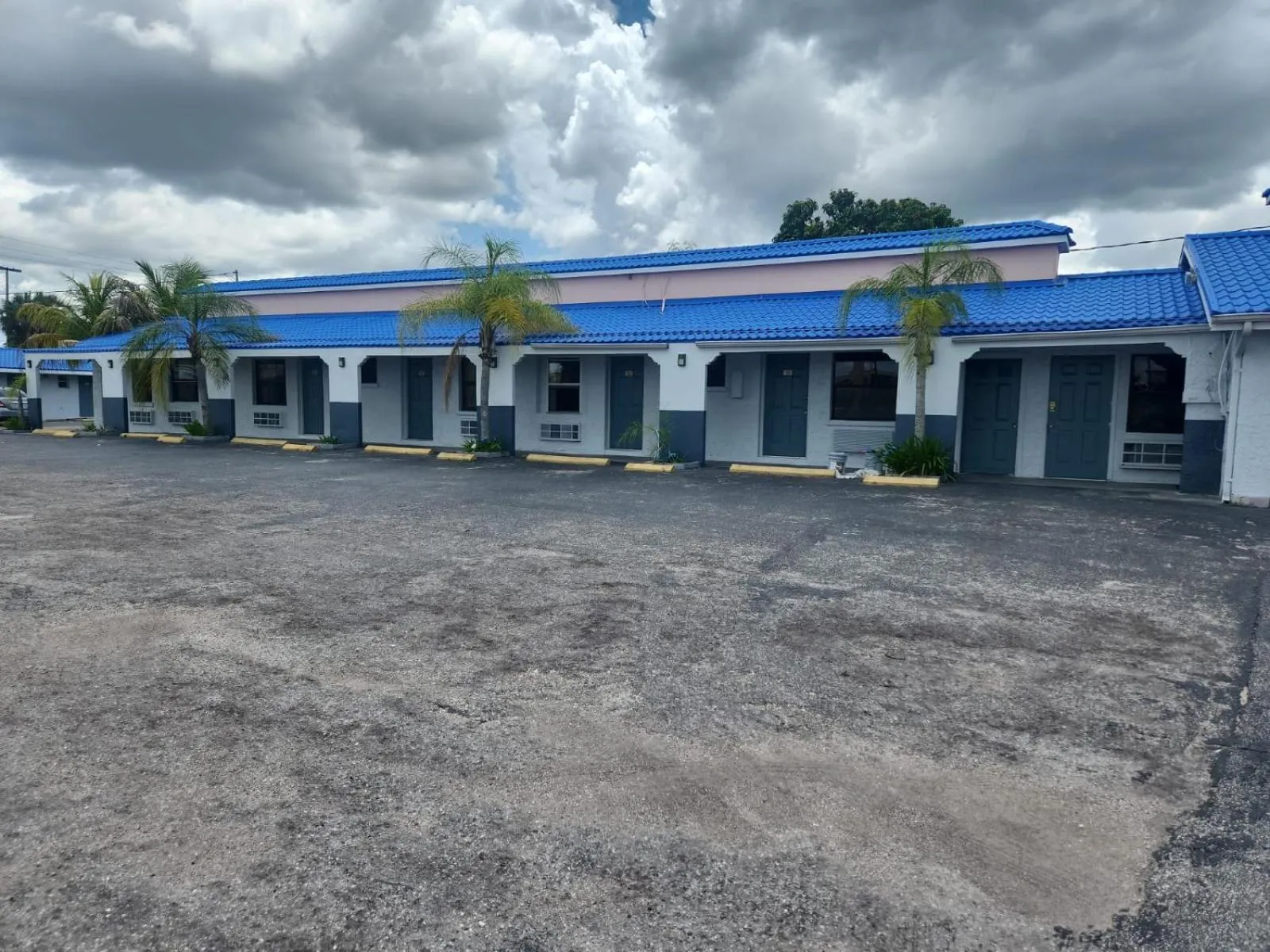 Property building in Budget Inn of Sebring
