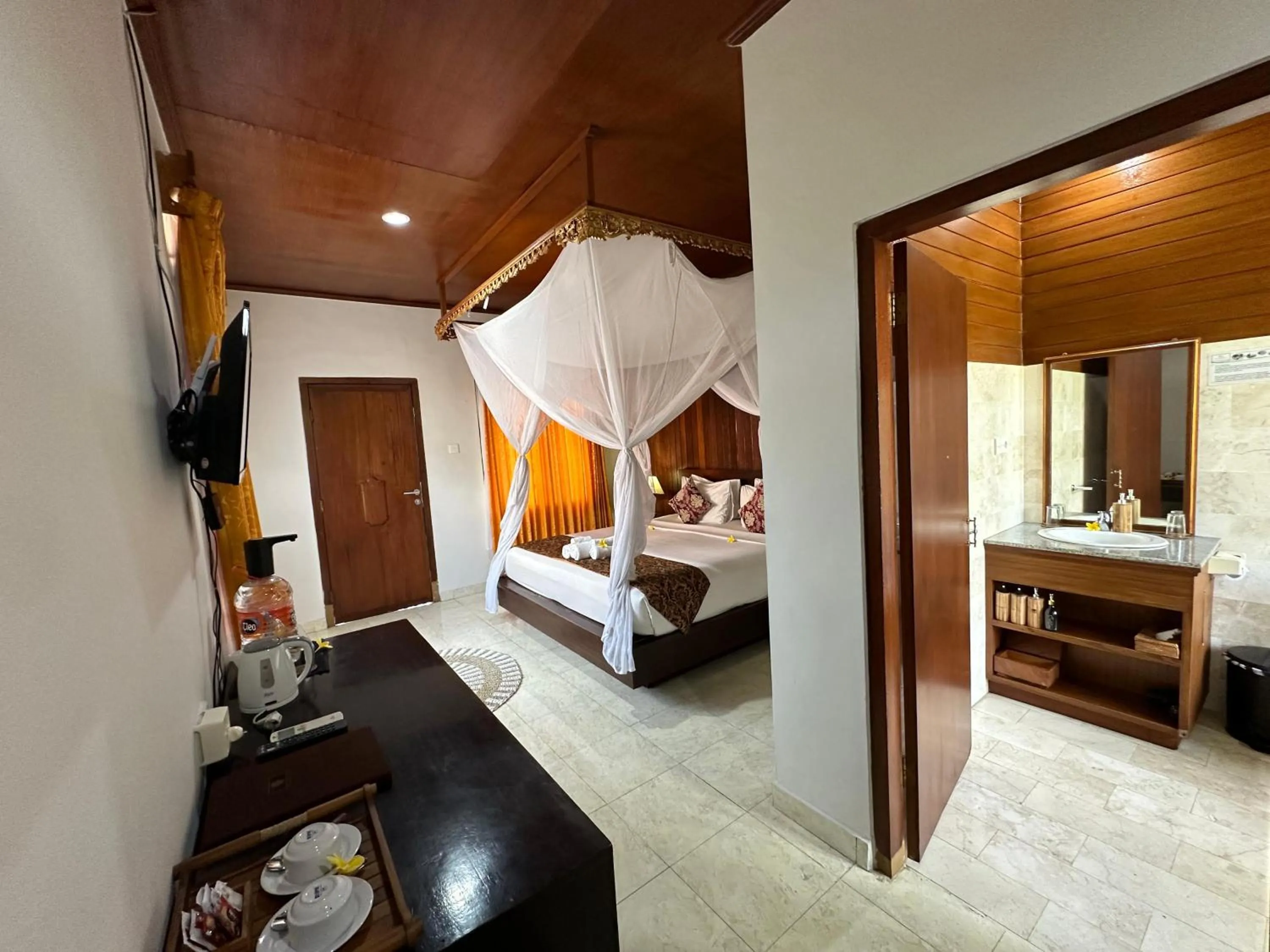 TV and multimedia in Saren Indah Hotel