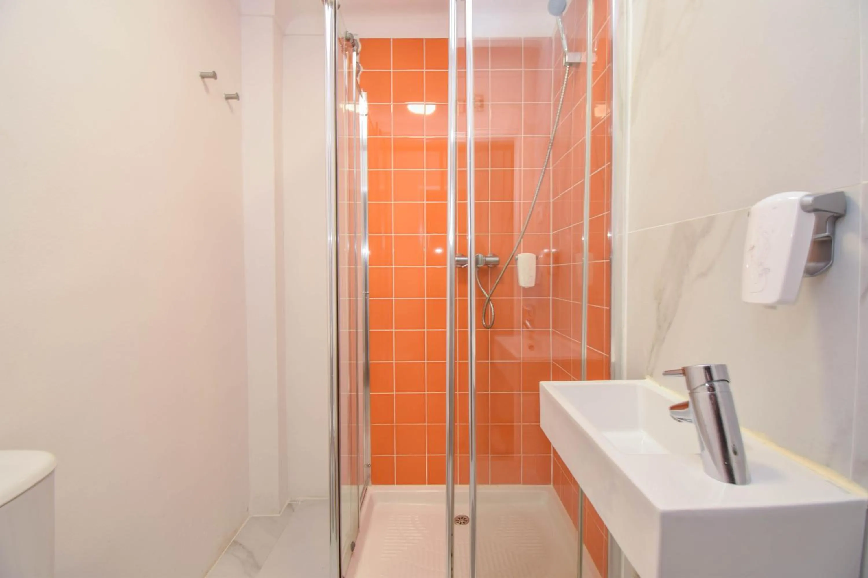 Shower in The Lx Hill