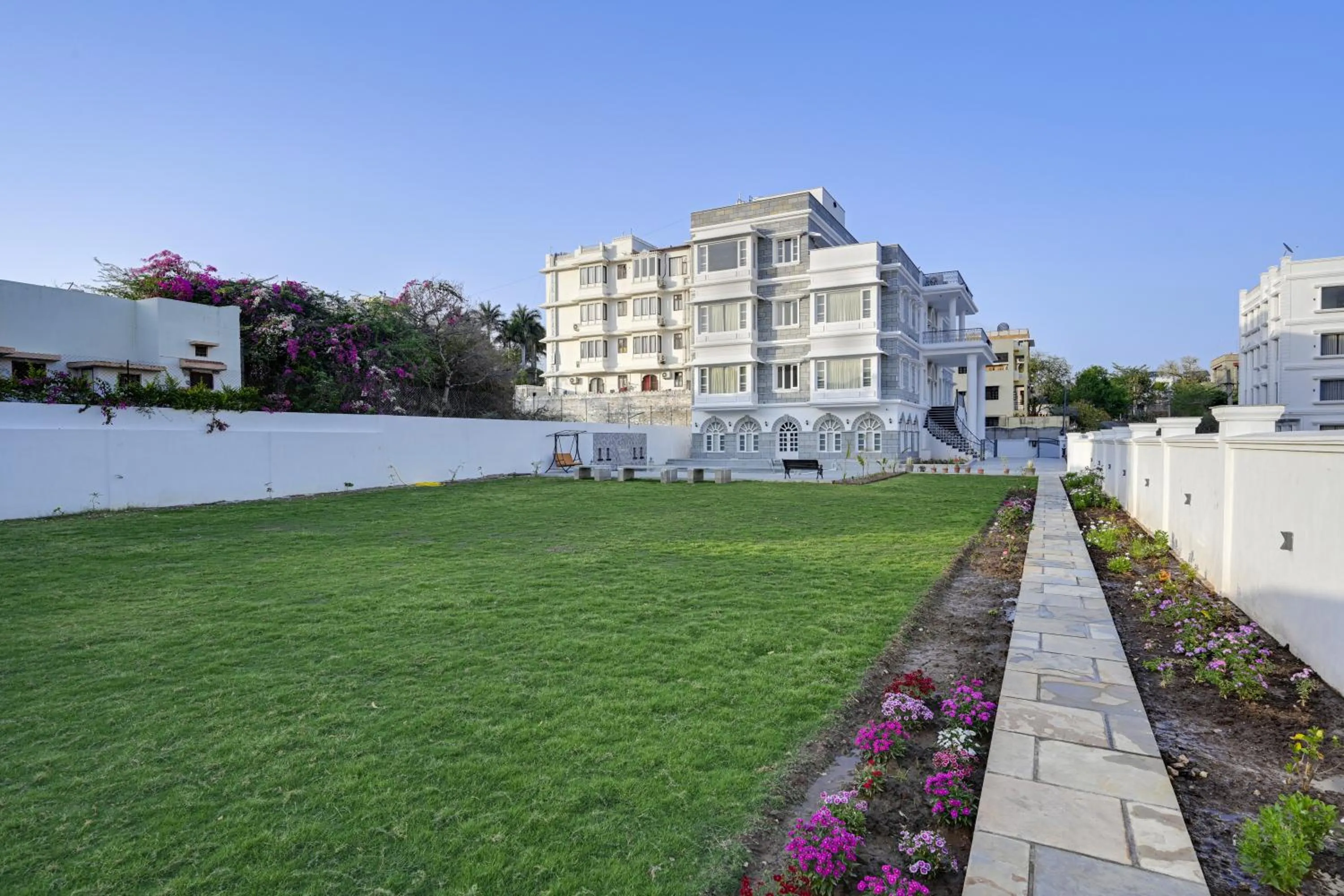 Garden in Boheda Manor - Luxury Retreat