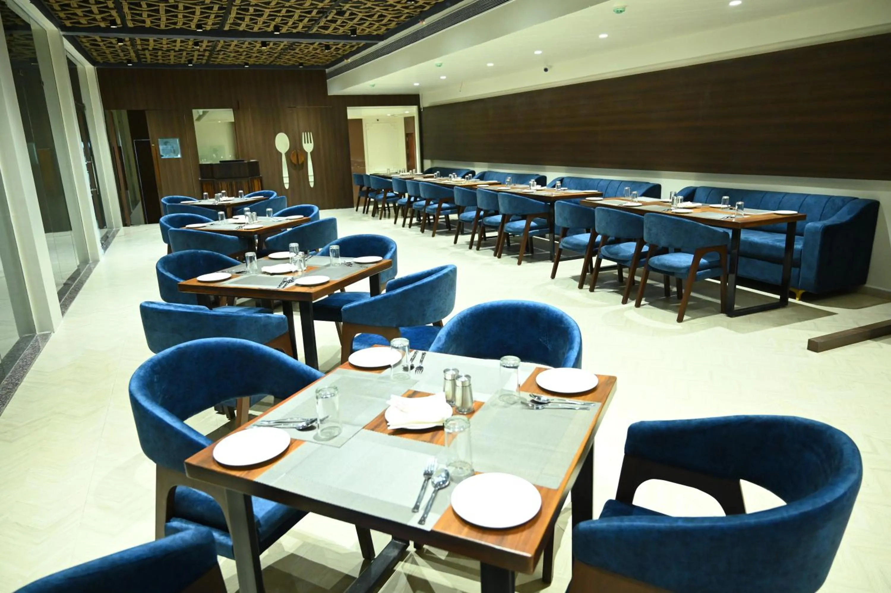 Restaurant/places to eat in HOTEL MAKHAN VIHAR