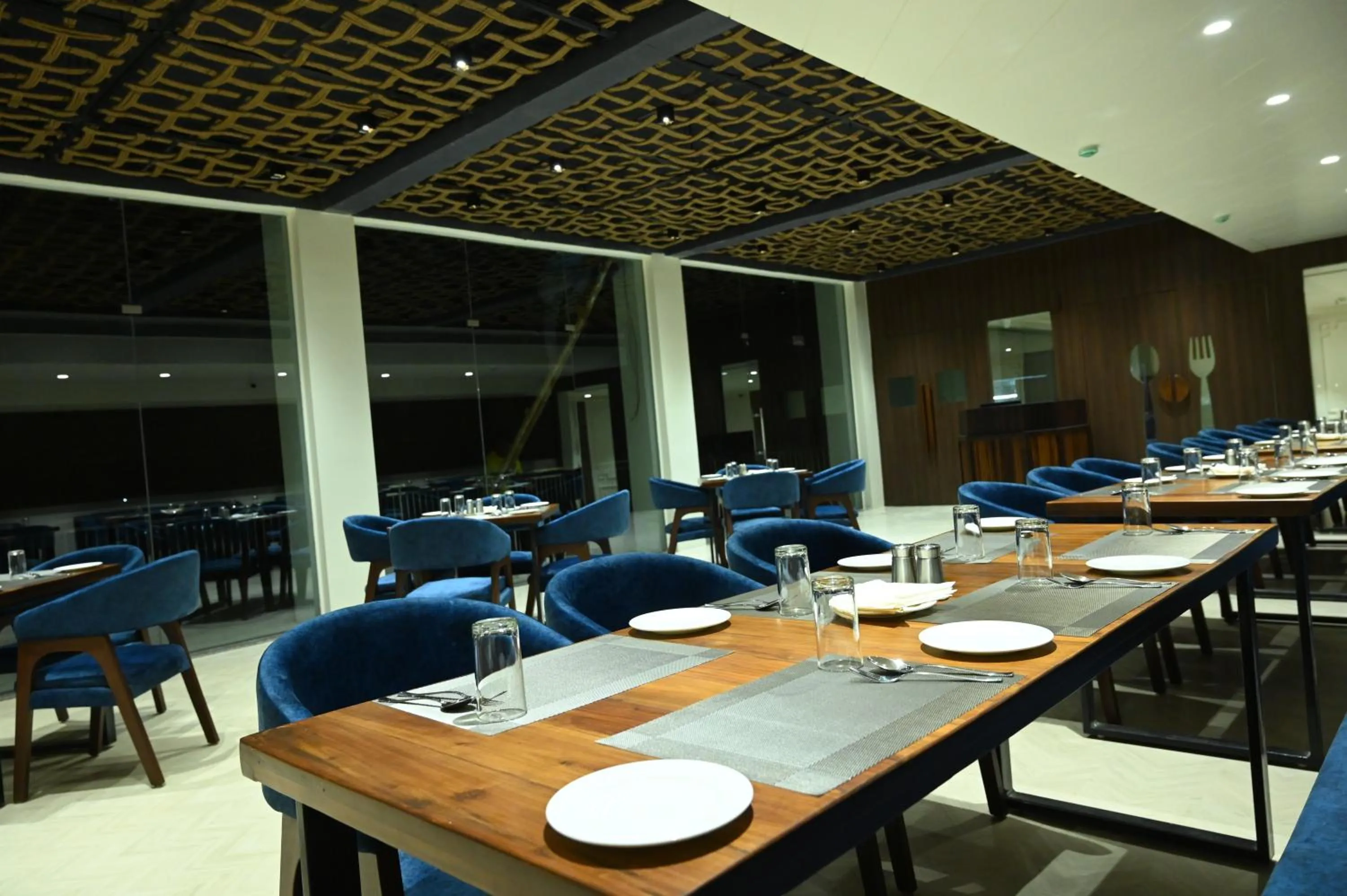 Restaurant/places to eat in HOTEL MAKHAN VIHAR