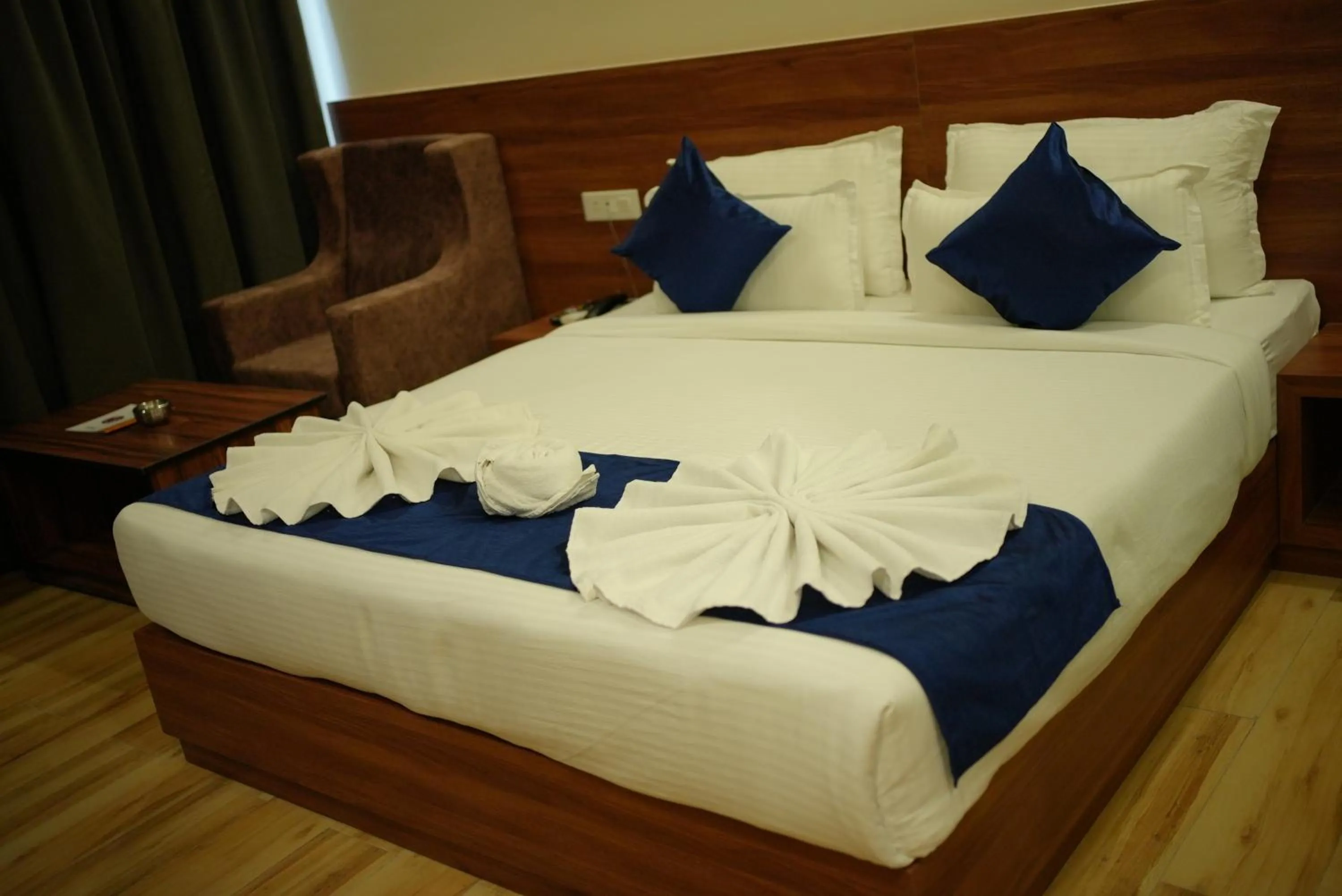 room service, Bed in HOTEL MAKHAN VIHAR