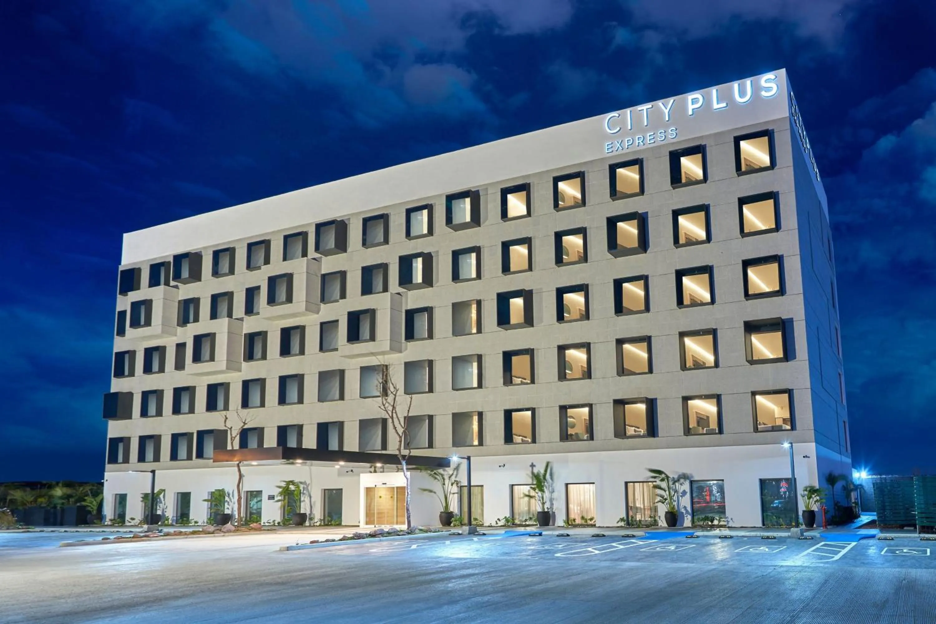 Property building in City Express Plus by Marriott Mazatlan