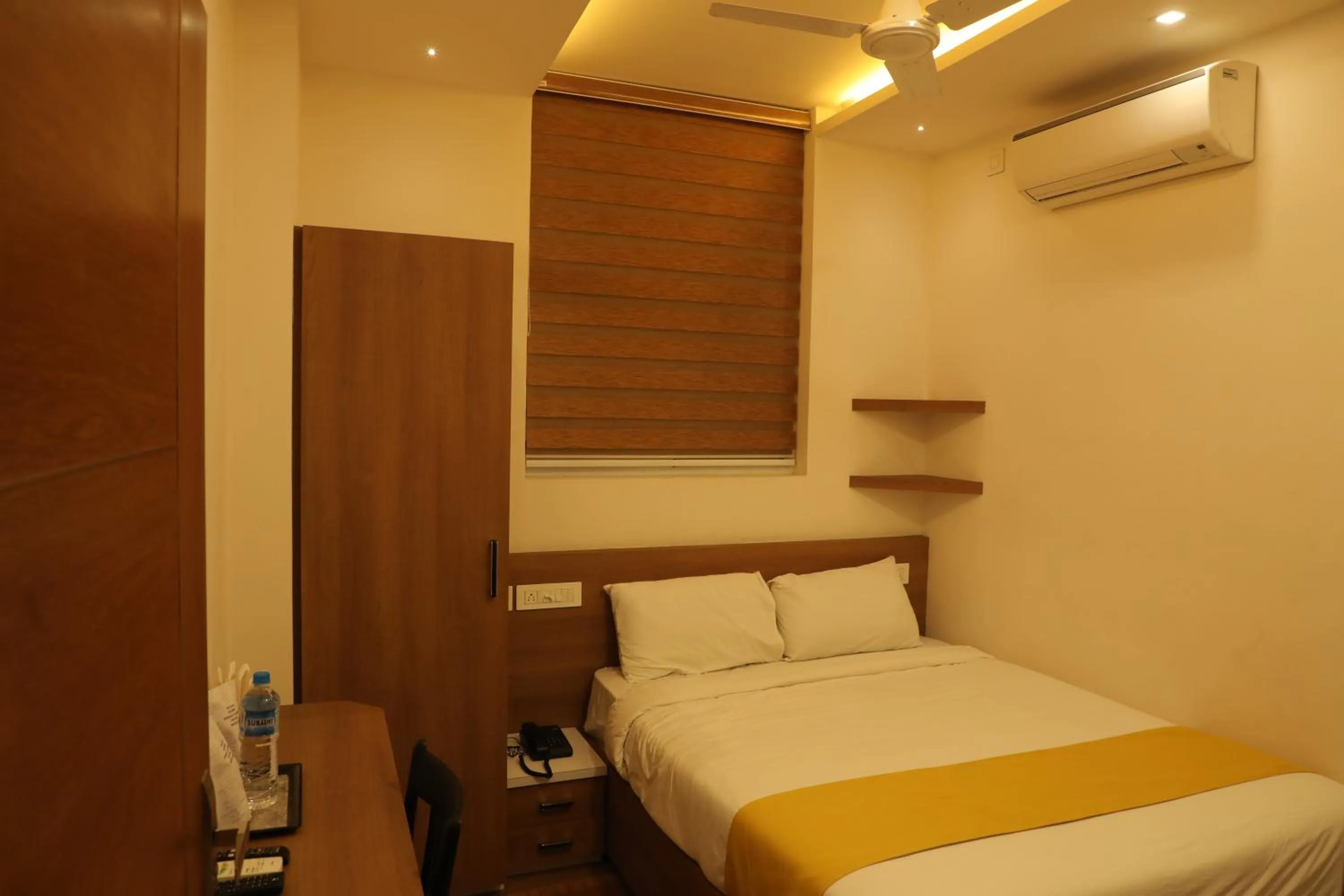 Dining area, Bed in MEDLEY REGENCY