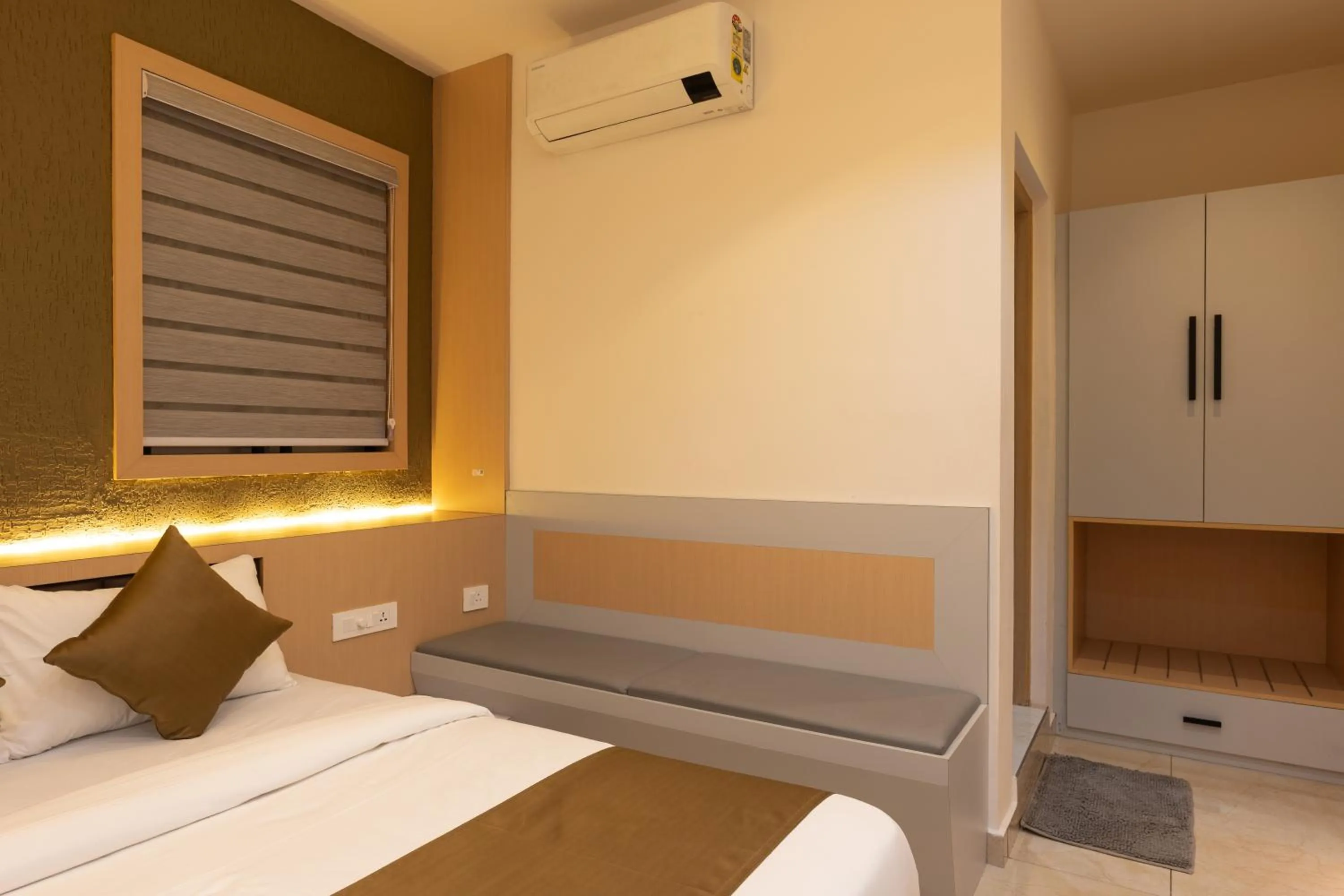 Seating area, Bed in MEDLEY REGENCY