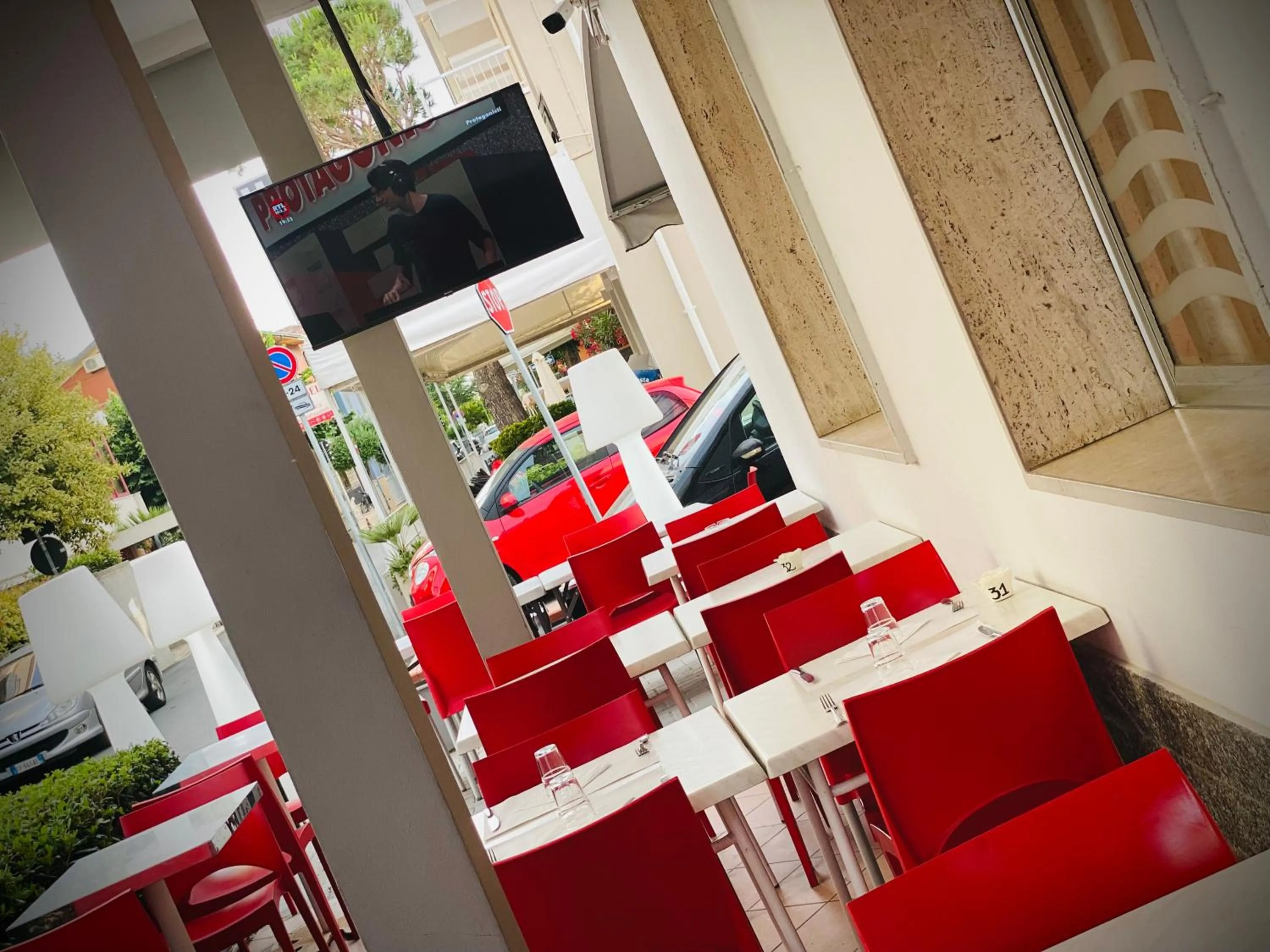 Restaurant/places to eat in hotel iris