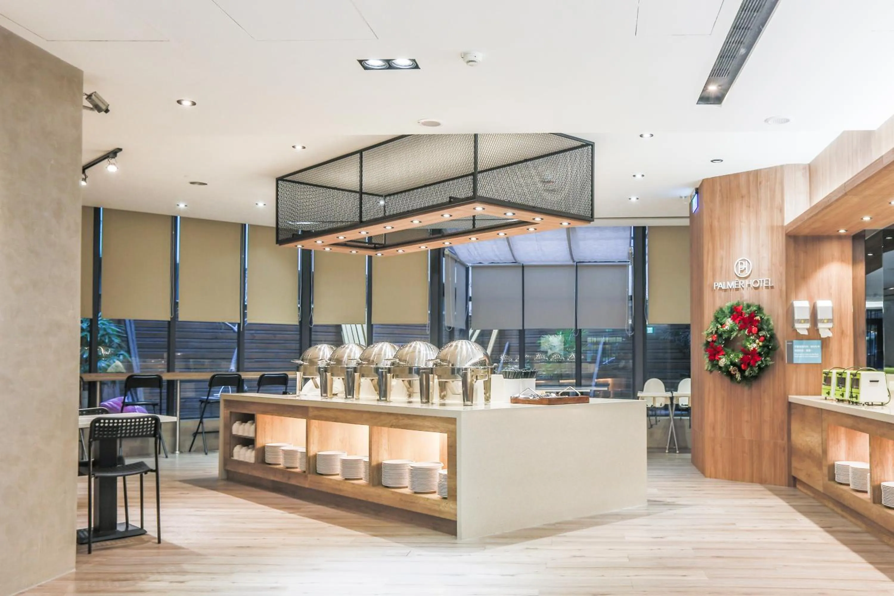 Restaurant/places to eat in Palmer Hotel