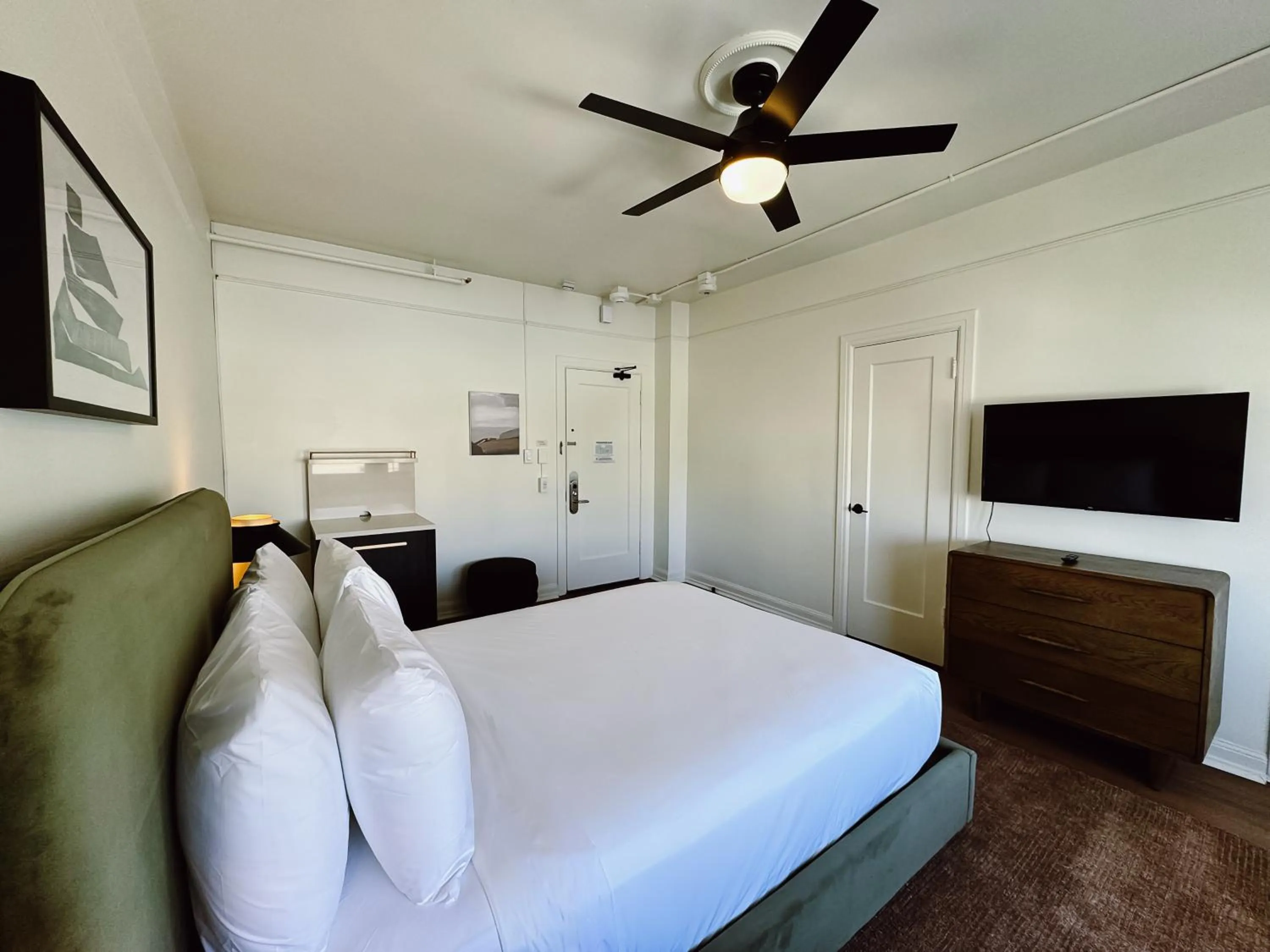 Bed in FOUND Hotel Carlton, Nob Hill