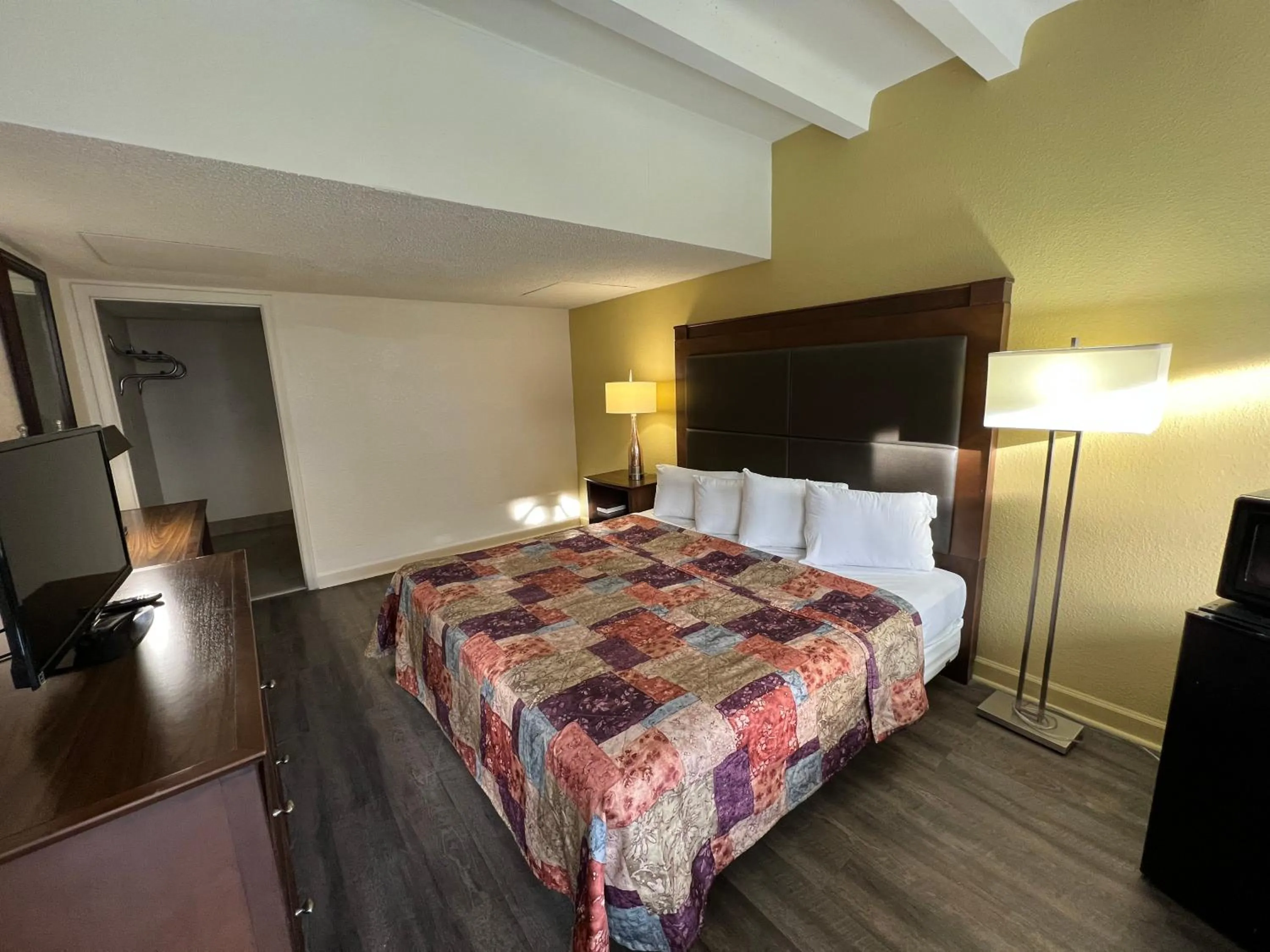 Bed in James River Inn & Suites