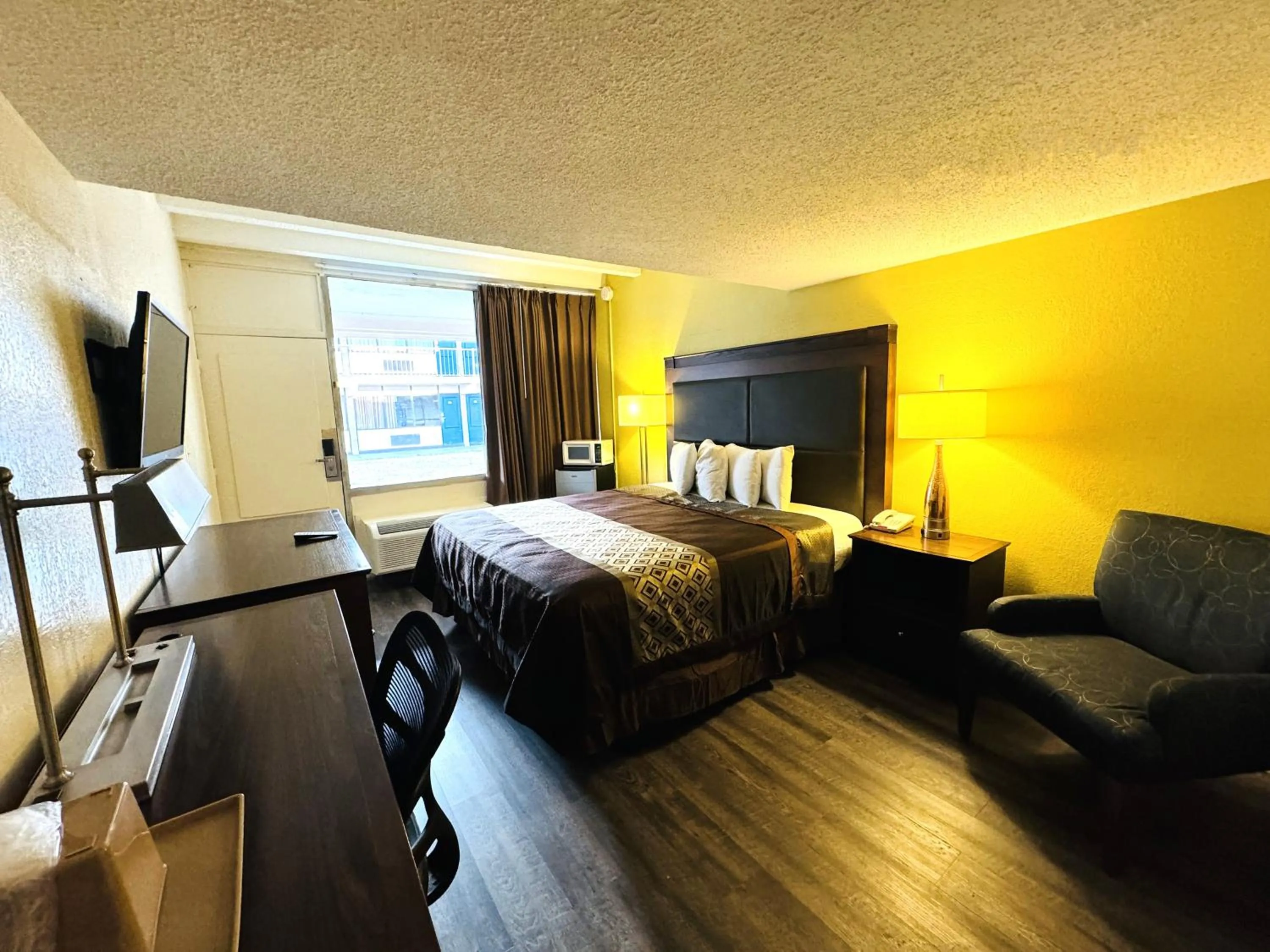 Photo of the whole room, Bed in James River Inn & Suites