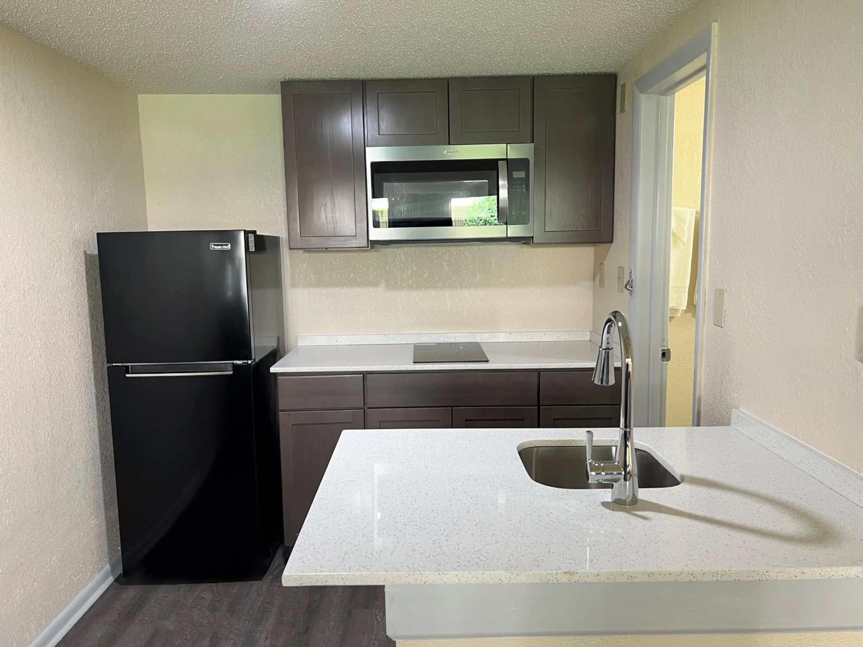 Kitchen or kitchenette in James River Inn & Suites