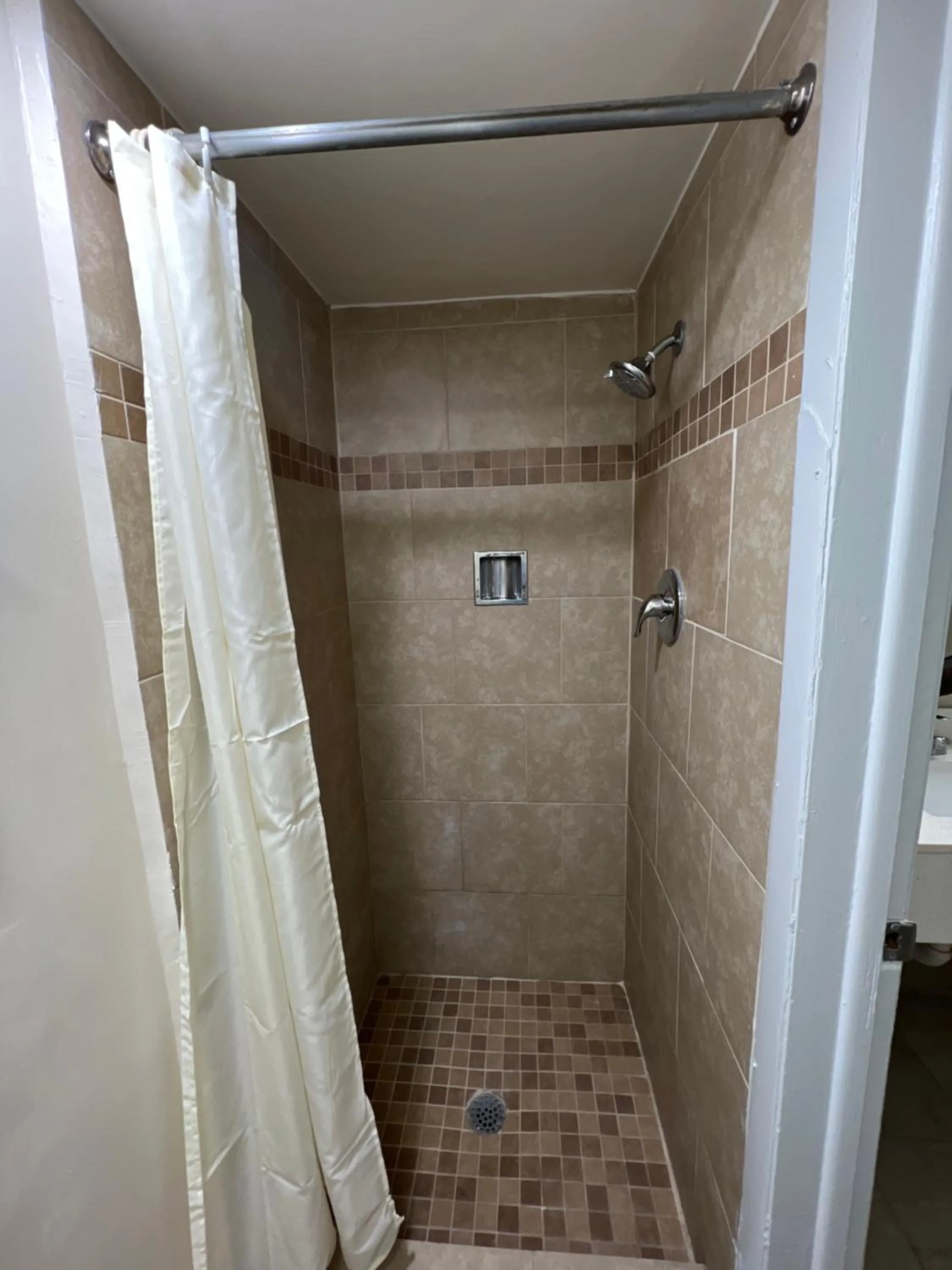 Shower in James River Inn & Suites