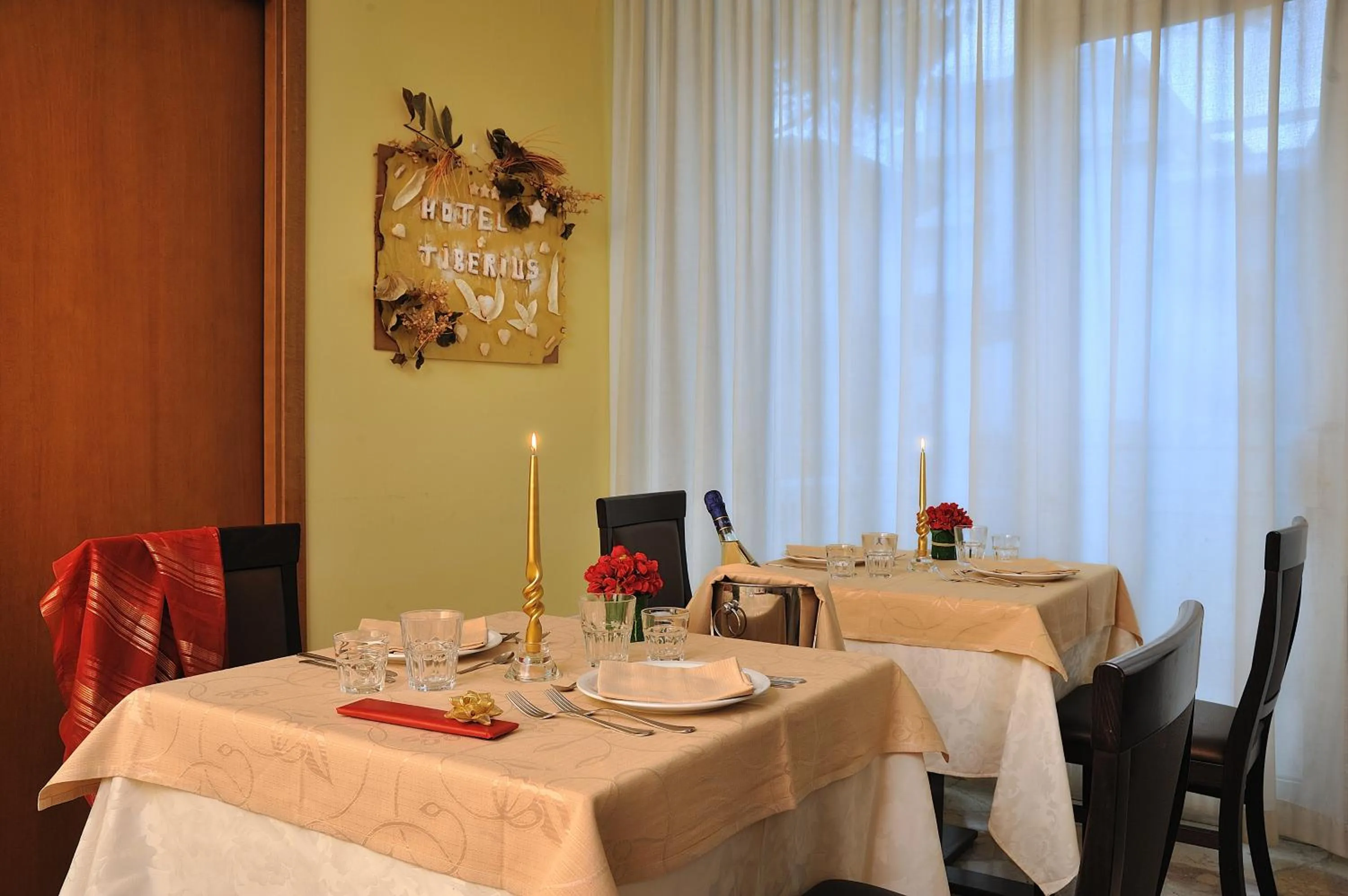 Restaurant/places to eat in Hotel Tiberius