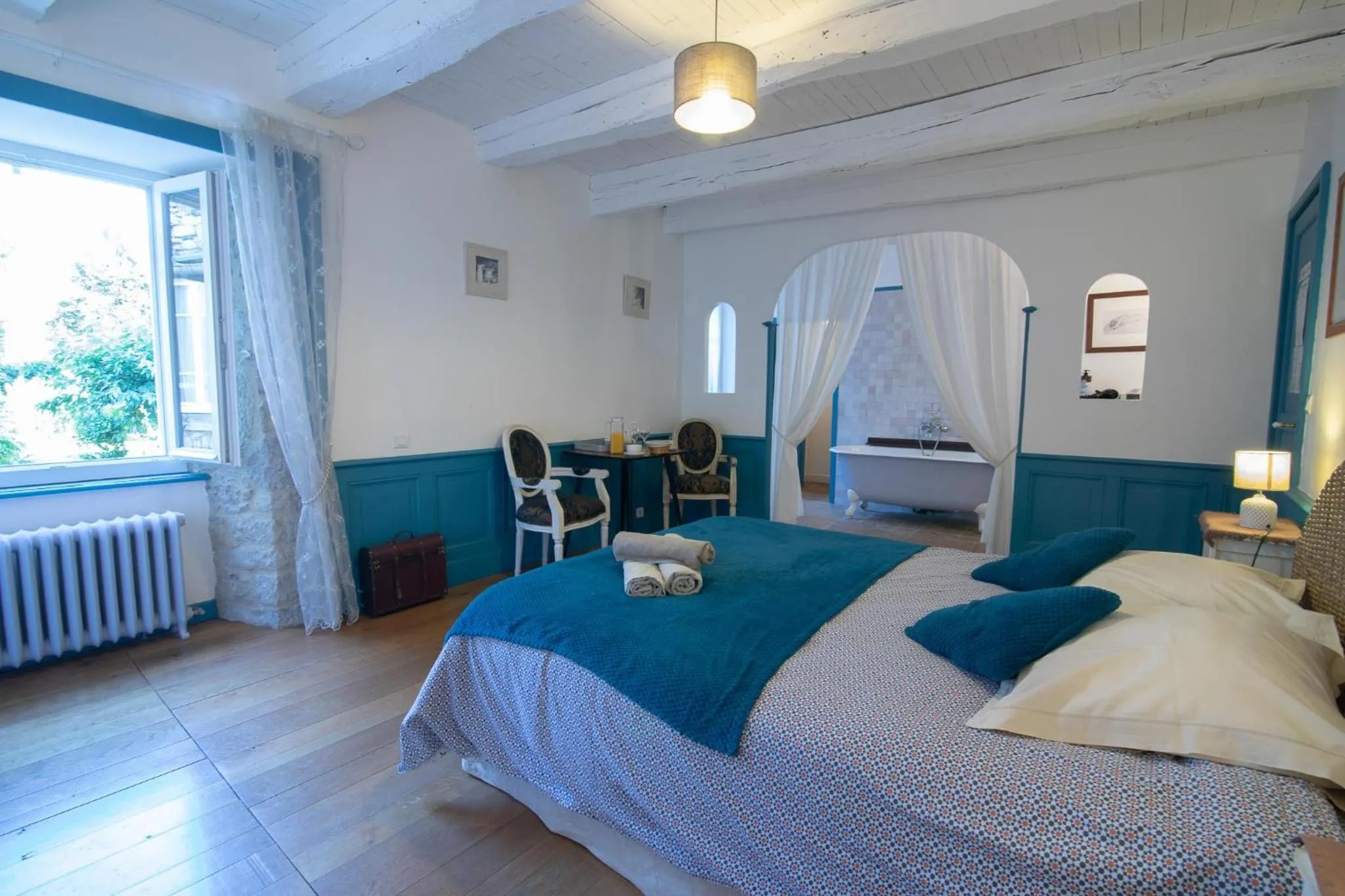 Photo of the whole room, Bed in Le Clos du Barry