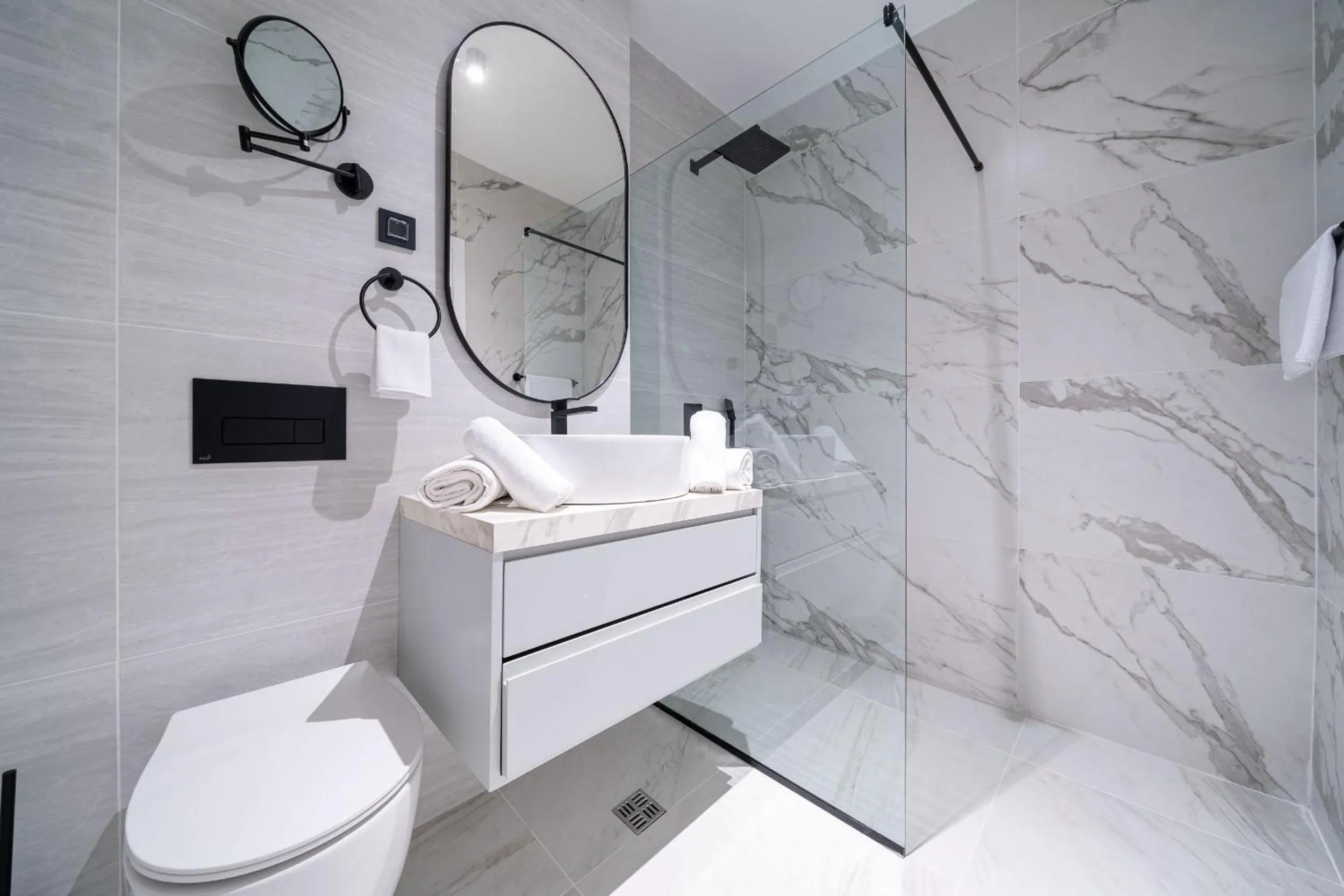 Bathroom in Hotel Millennium by Aycon