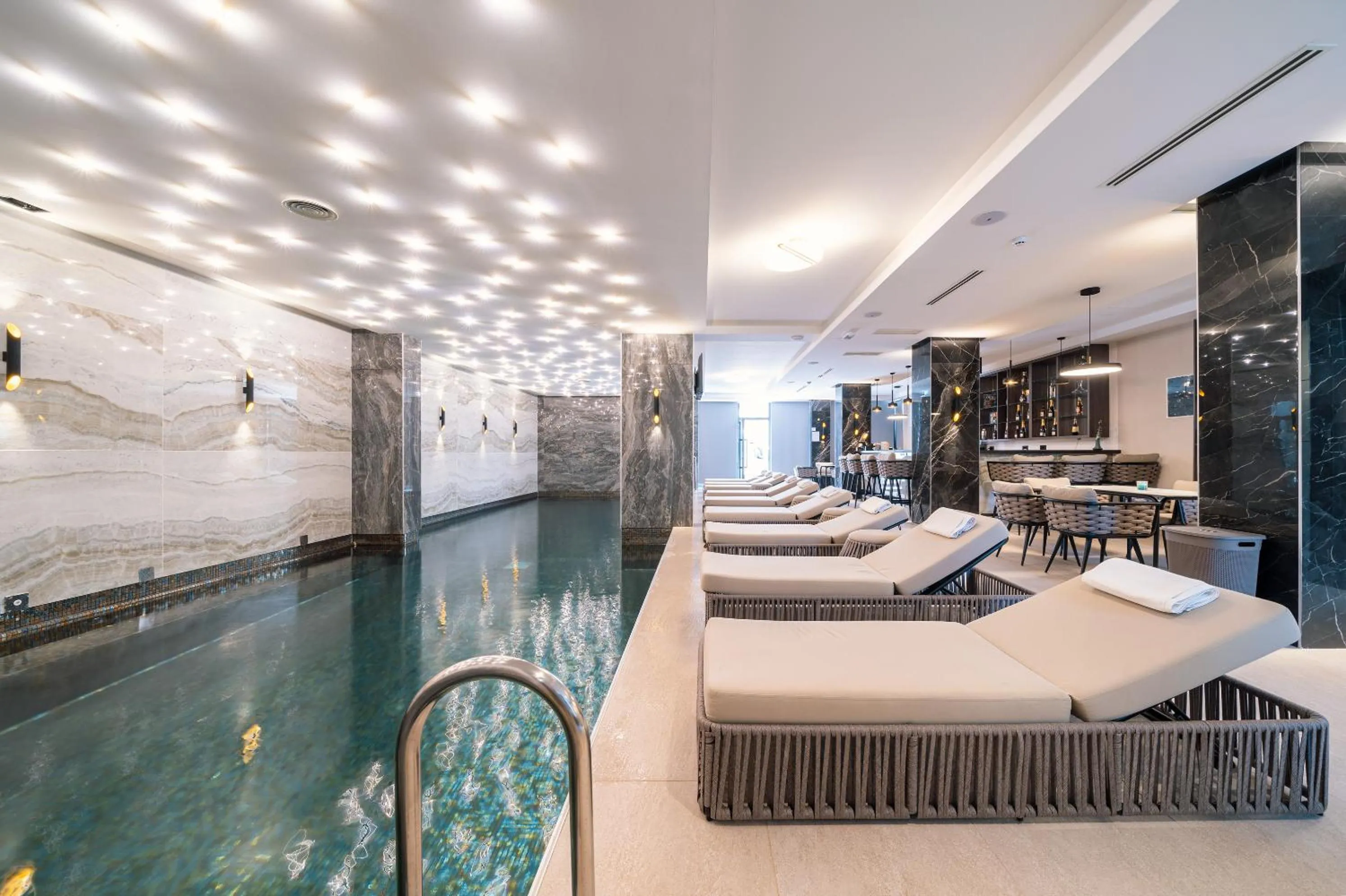 Swimming pool in Hotel Millennium by Aycon