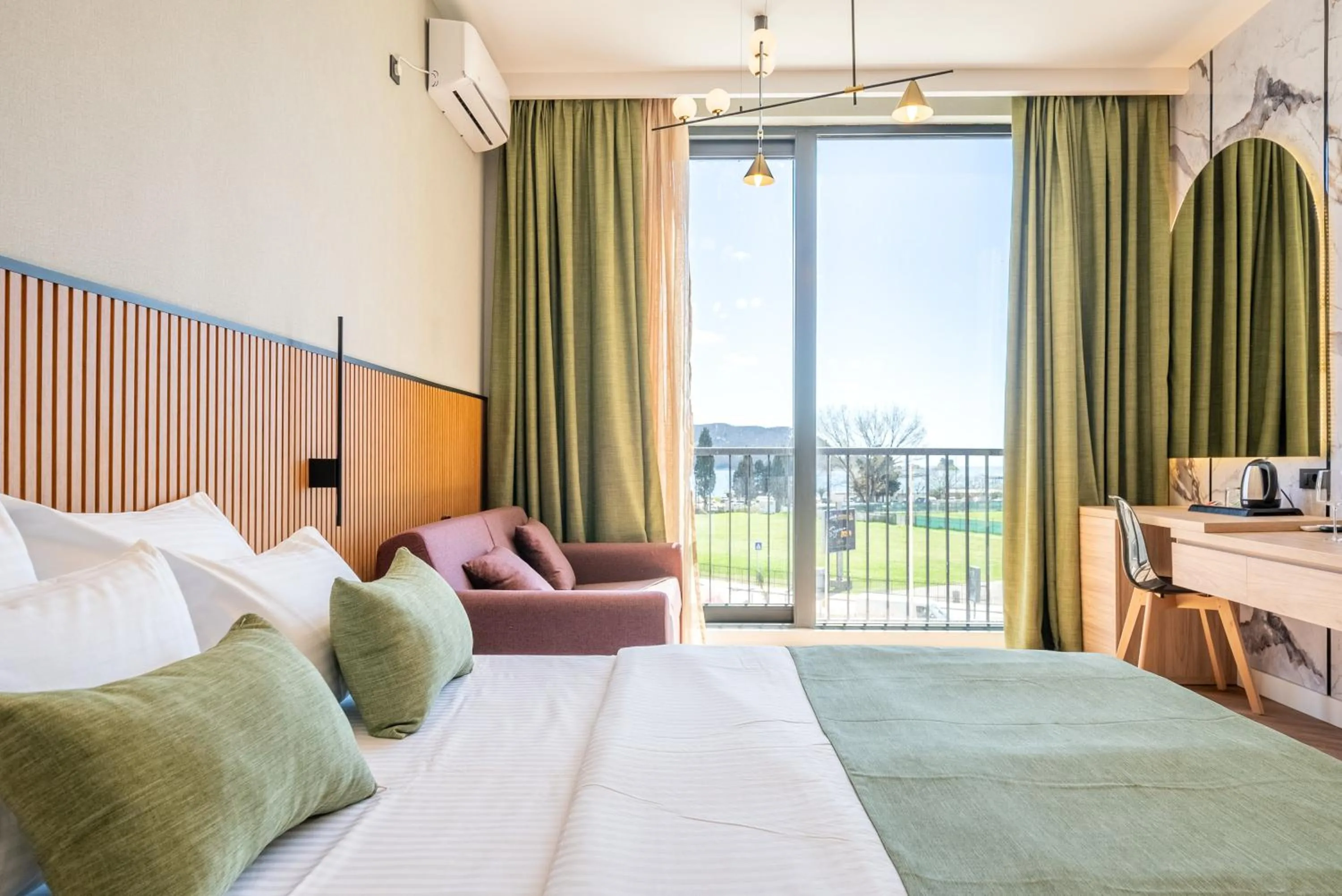 View (from property/room), Bed in Hotel Millennium by Aycon