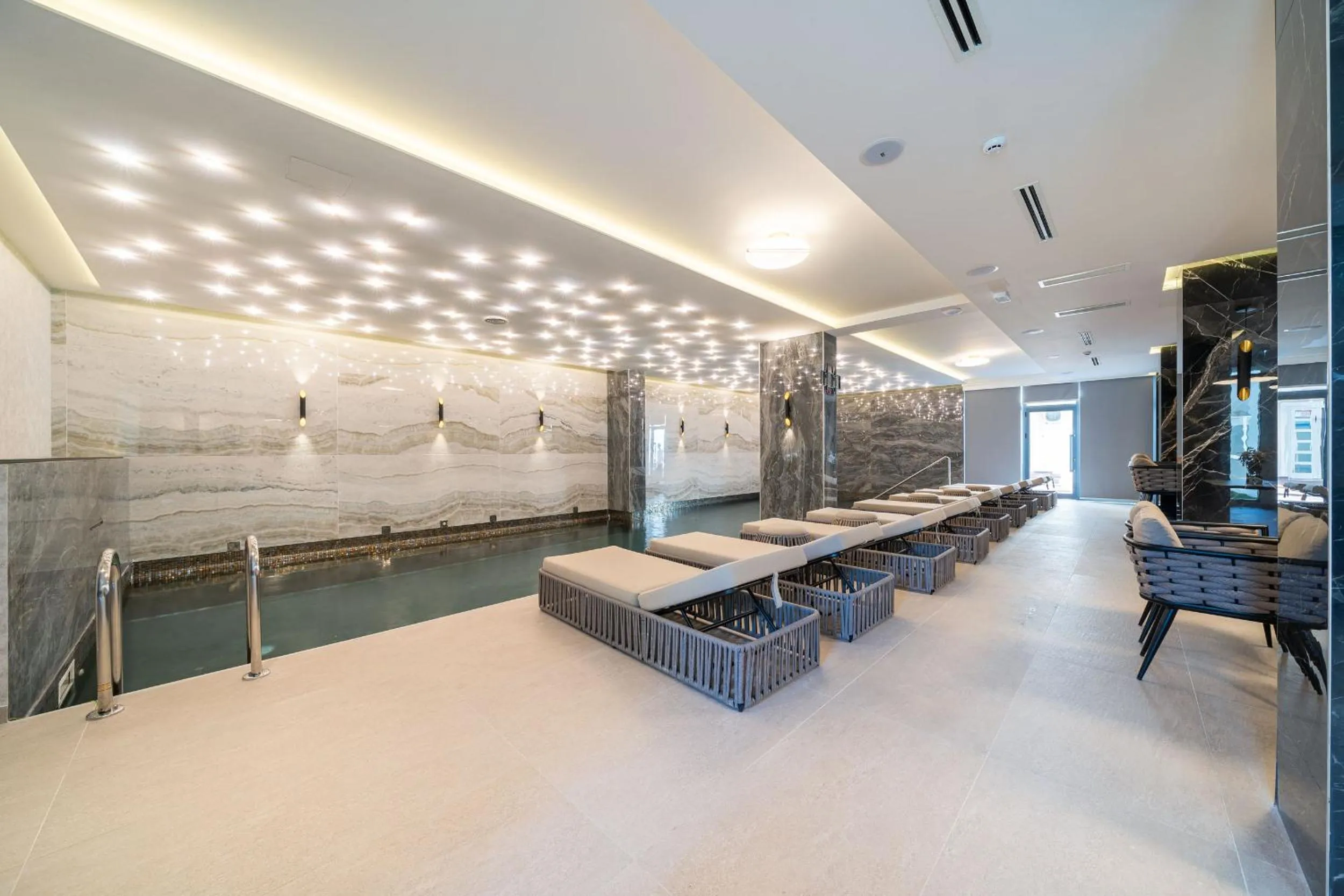 Swimming pool in Hotel Millennium by Aycon