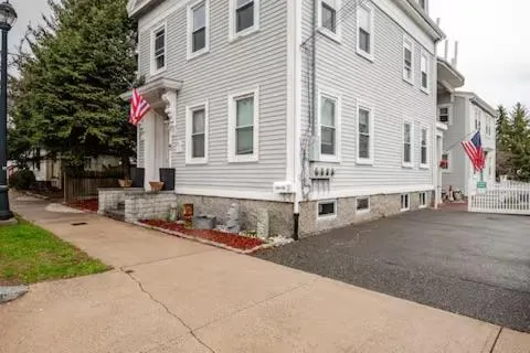 NEW! Family-Friendly Getaway -1 Mi to Dtwn Salem w Roof Deck & Tiki Bar