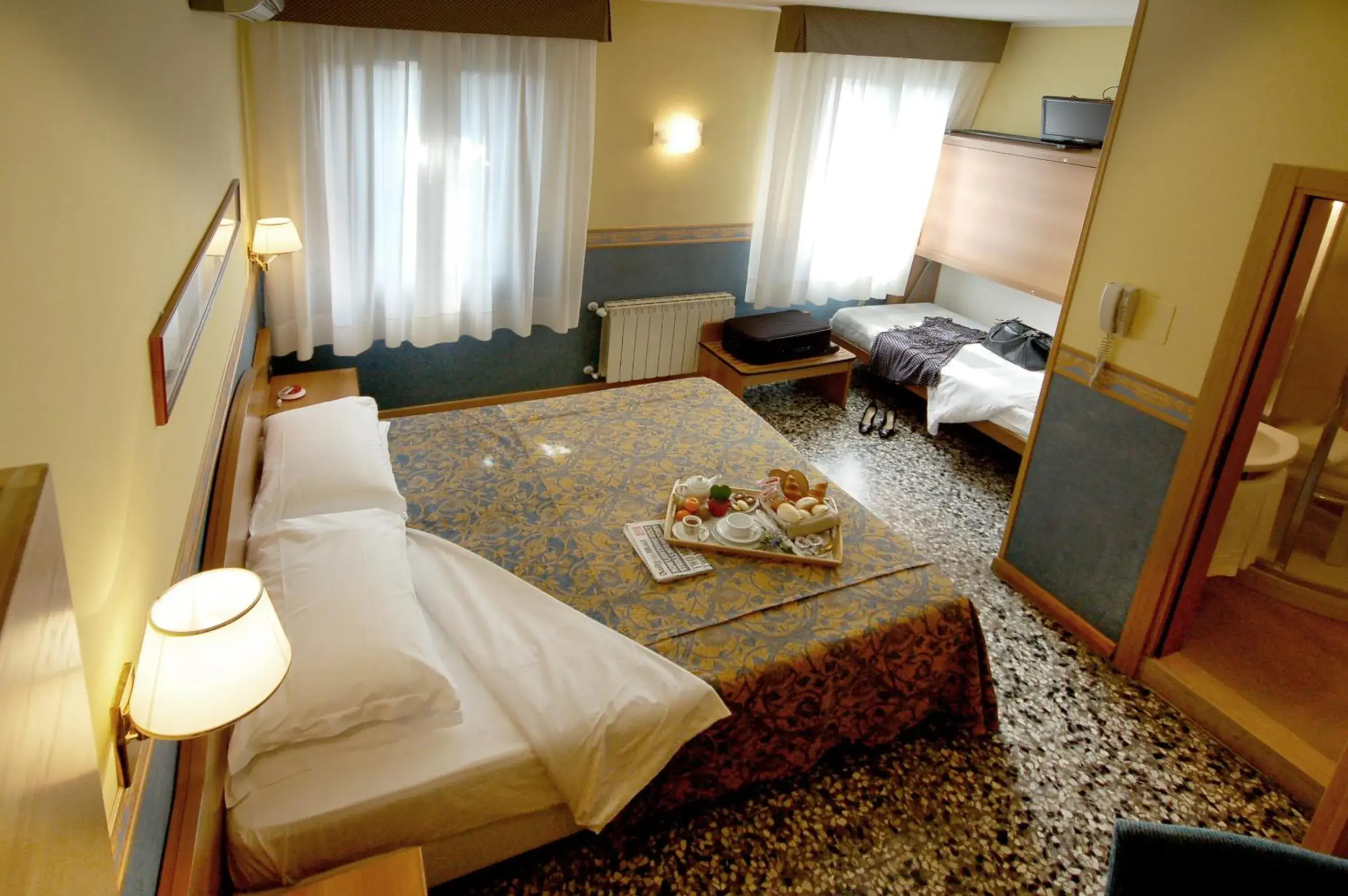 Deluxe Triple Room in Antica Villa Graziella Venice - Atika & Atif Deluxe Triple Room in Antica Villa Graziella Venice - Atika & Atif